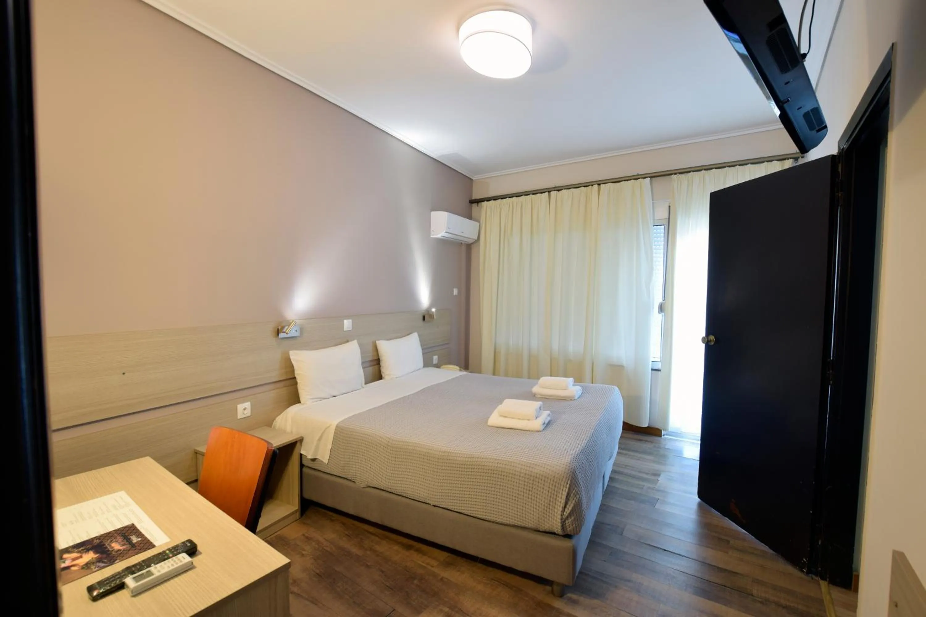 Bedroom, Bed in John's Hotel