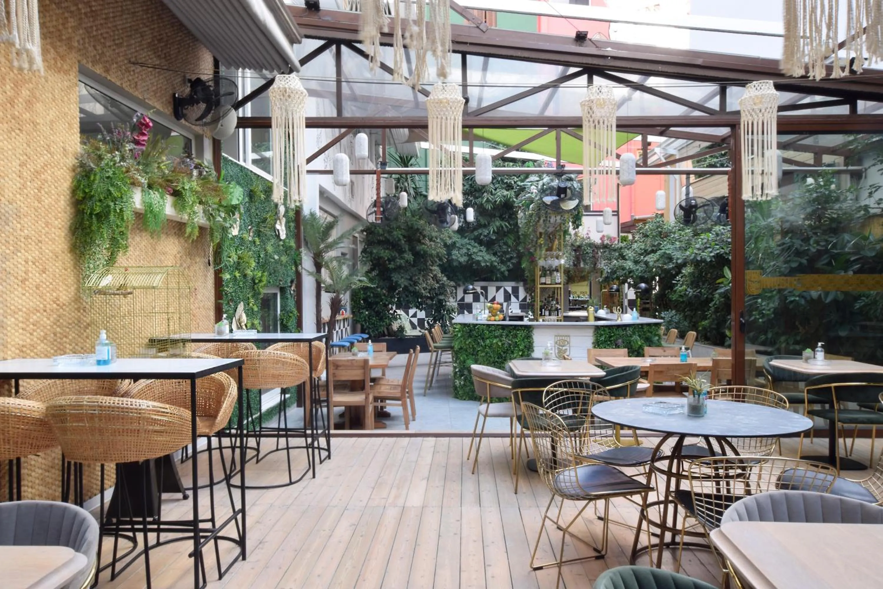 Restaurant/places to eat in John's Hotel