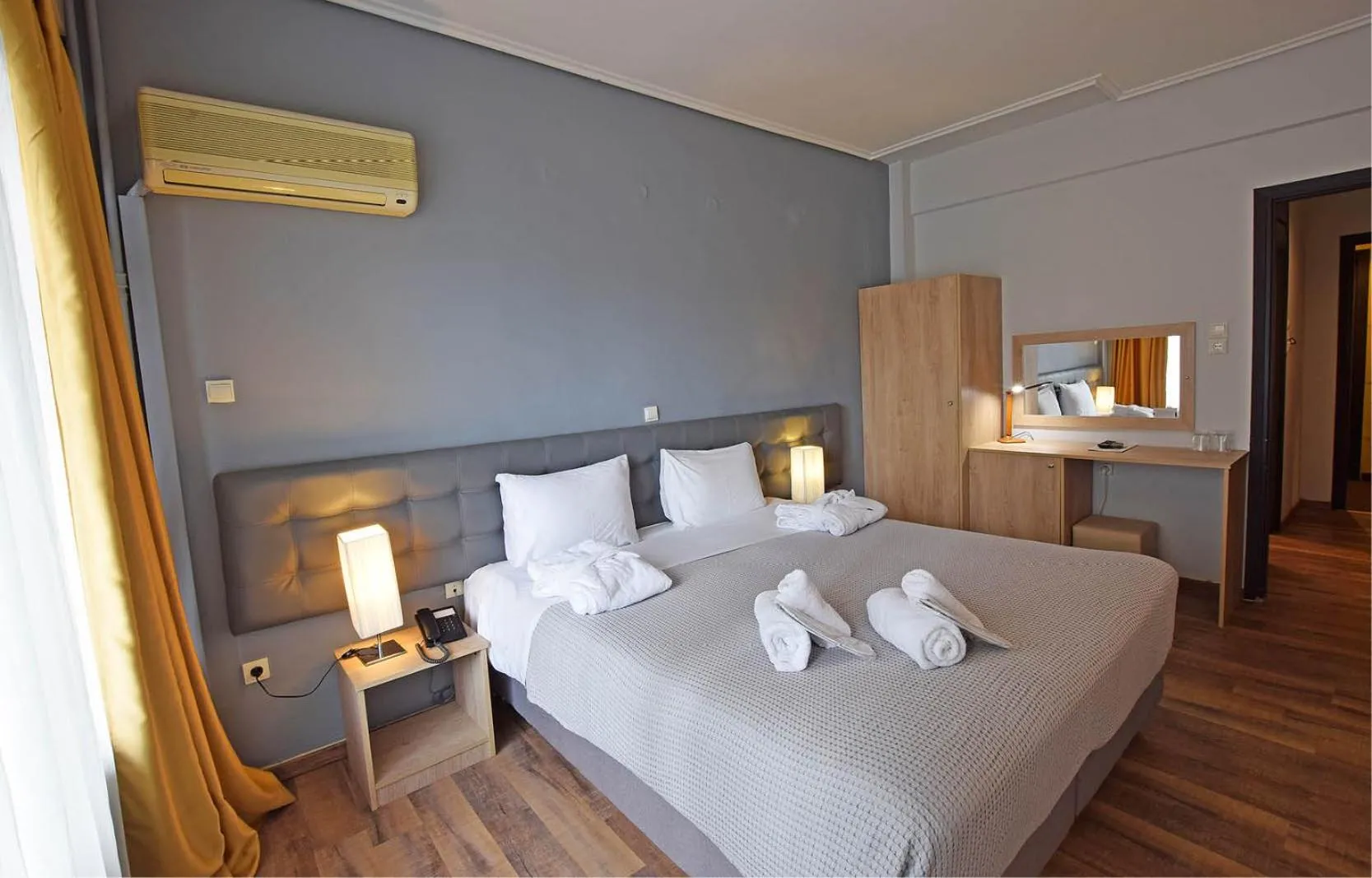 Bedroom, Bed in John's Hotel