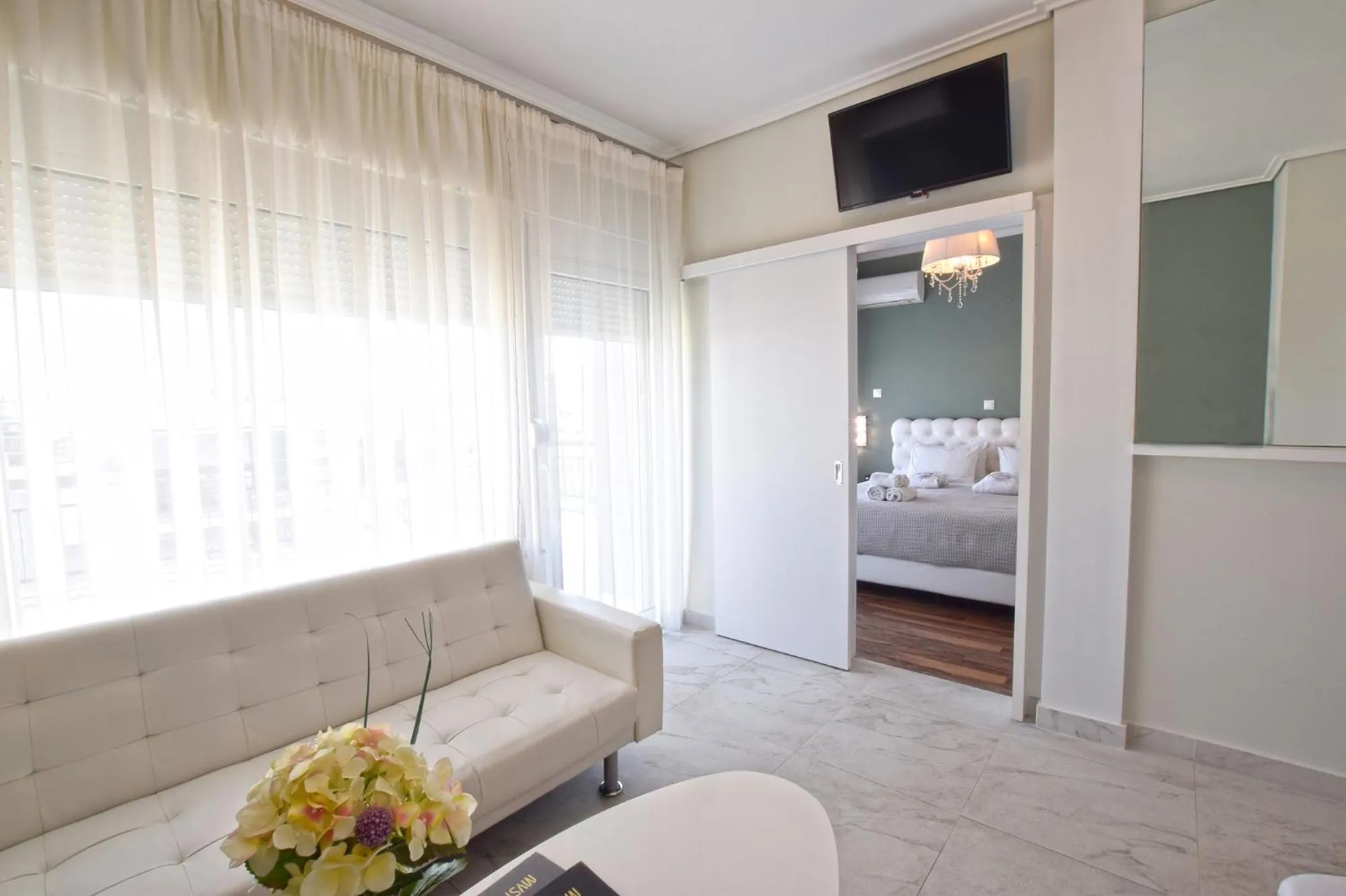 Living room, Bed in John's Hotel