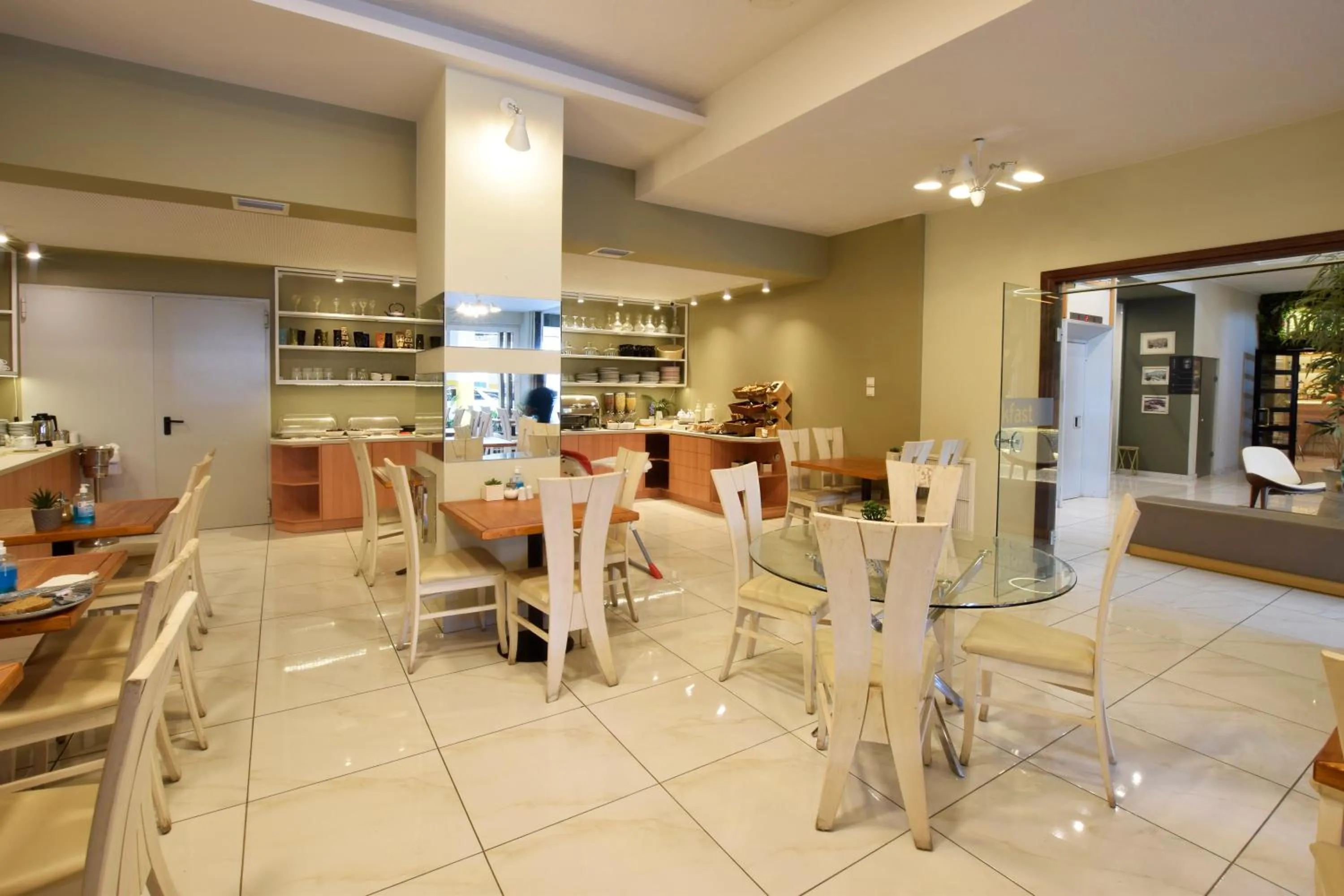 Restaurant/places to eat in John's Hotel