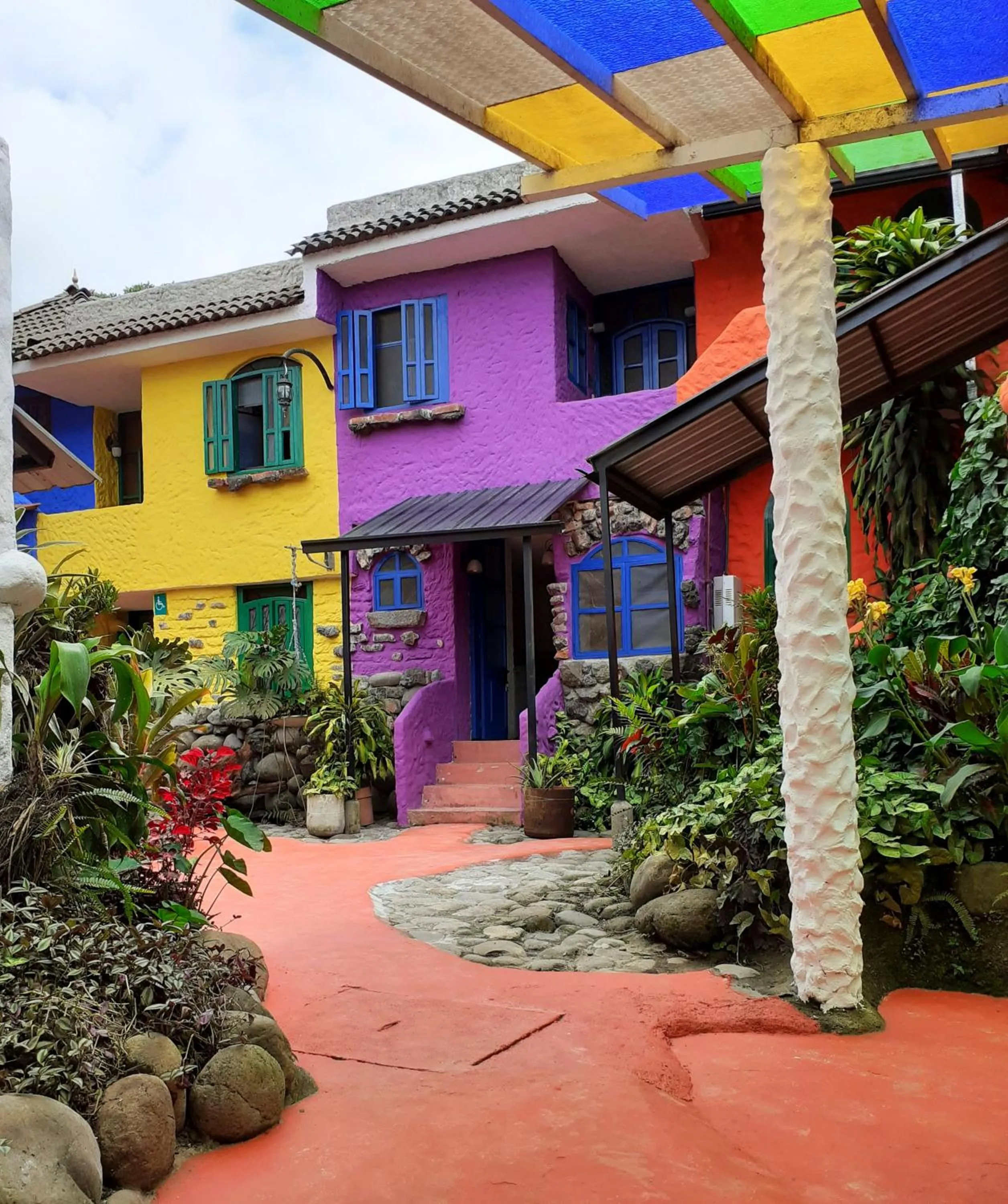 Property building in CasKaffeSu Hotel and Restaurant Mindo