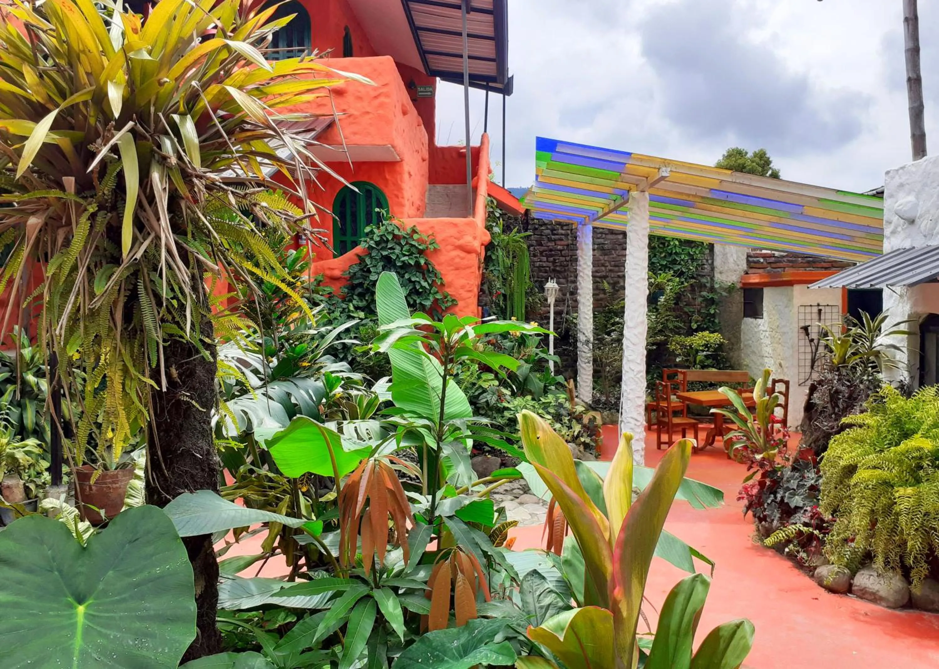 Property building in CasKaffeSu Hotel and Restaurant Mindo