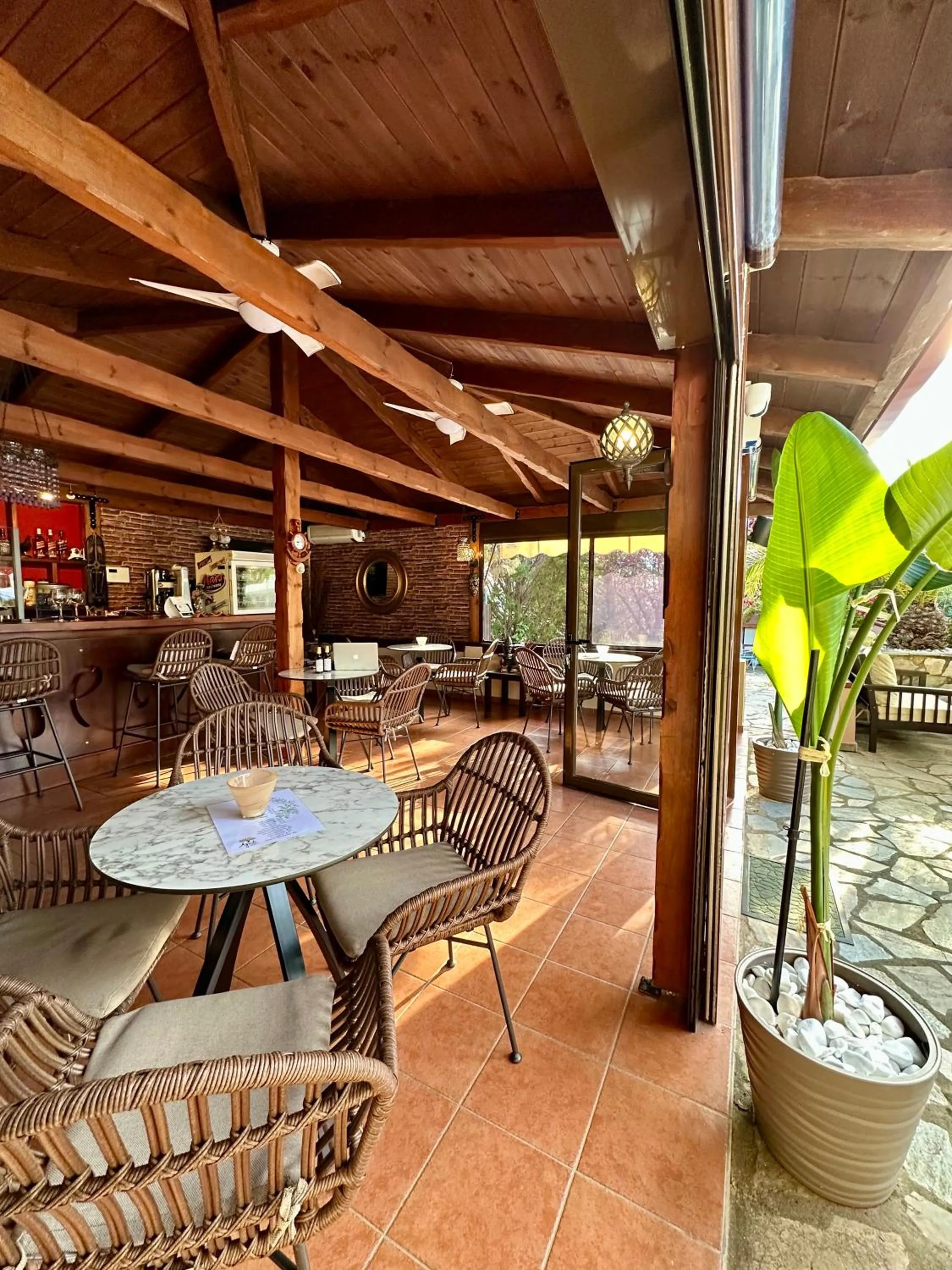 Restaurant/places to eat in Agrili Apartments & Rooms