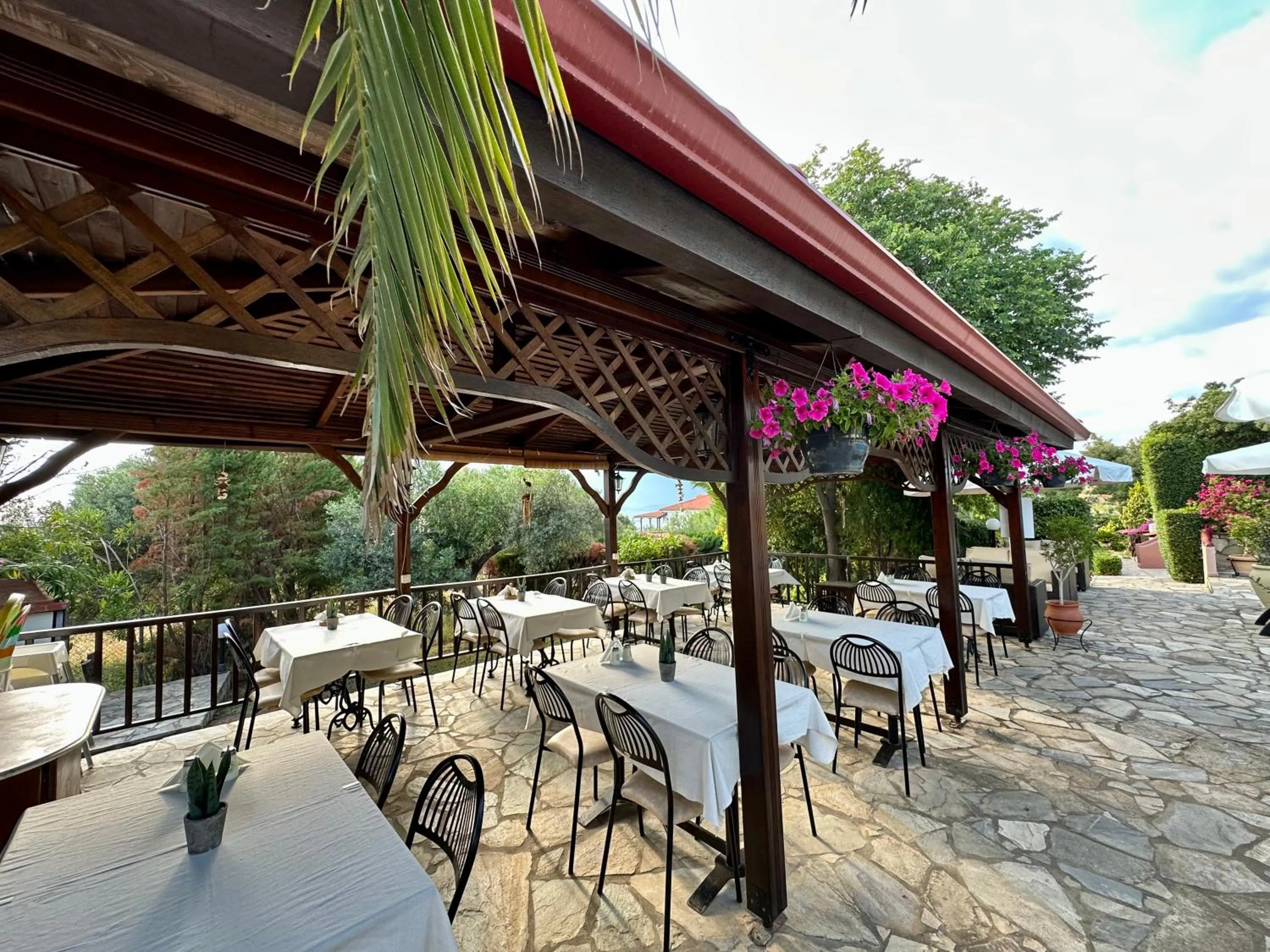 Restaurant/places to eat in Agrili Apartments & Rooms