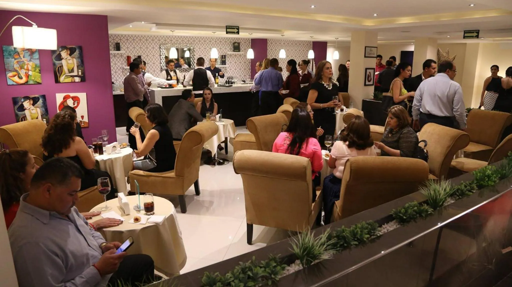 Restaurant/places to eat in Hotel Two Select