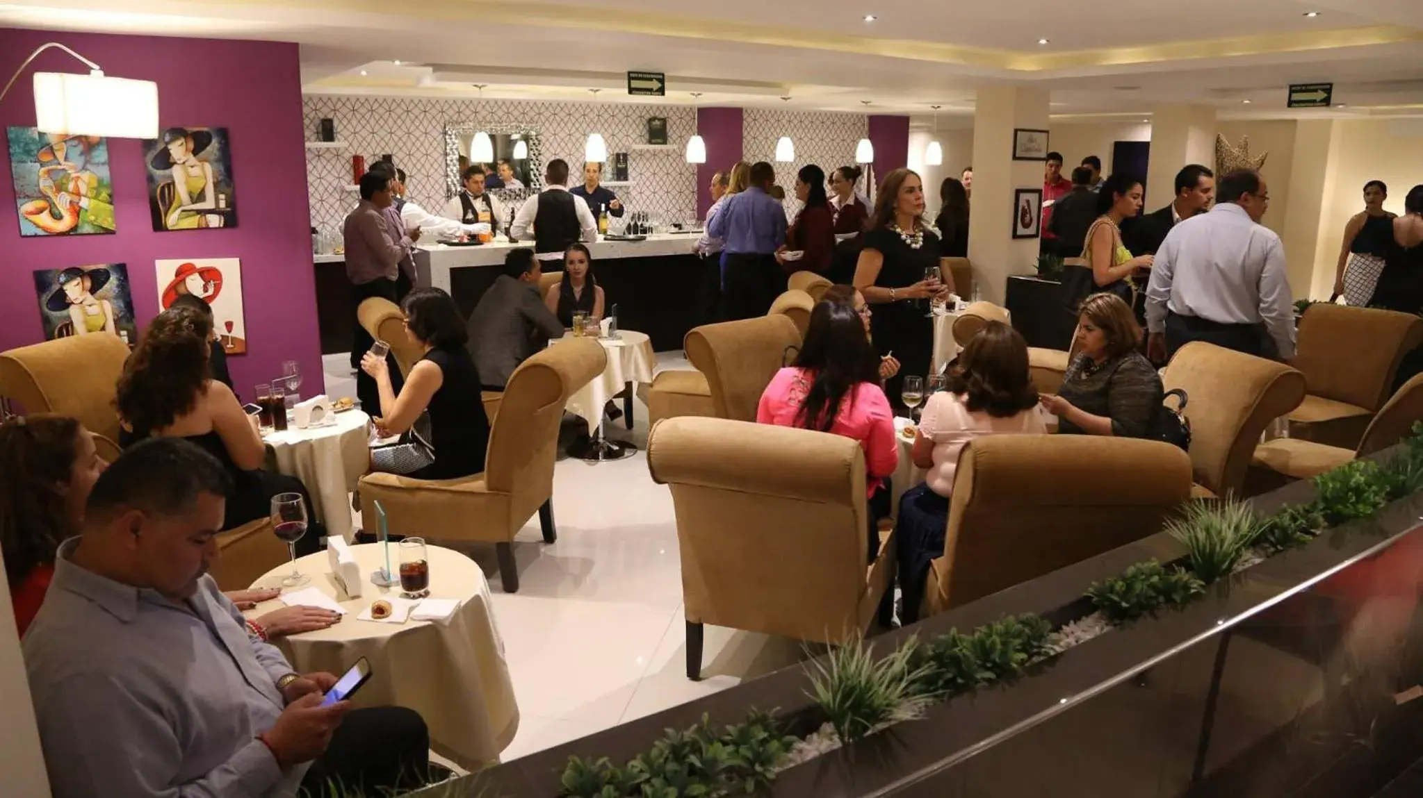 Restaurant/places to eat in Hotel Two Select Restaurant/places to eat in Hotel Two Select