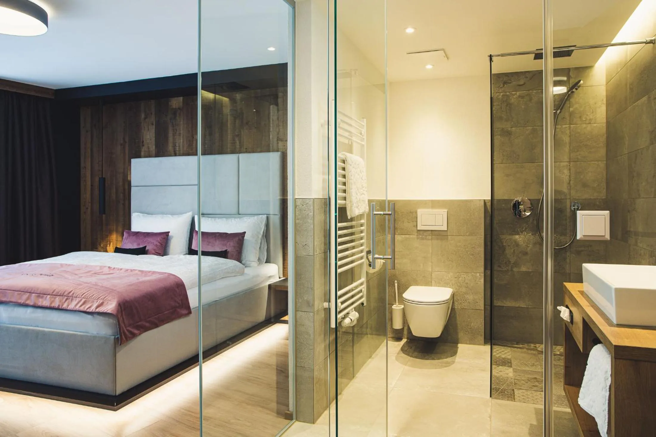 Bathroom, Bed in Austria Aparthotel