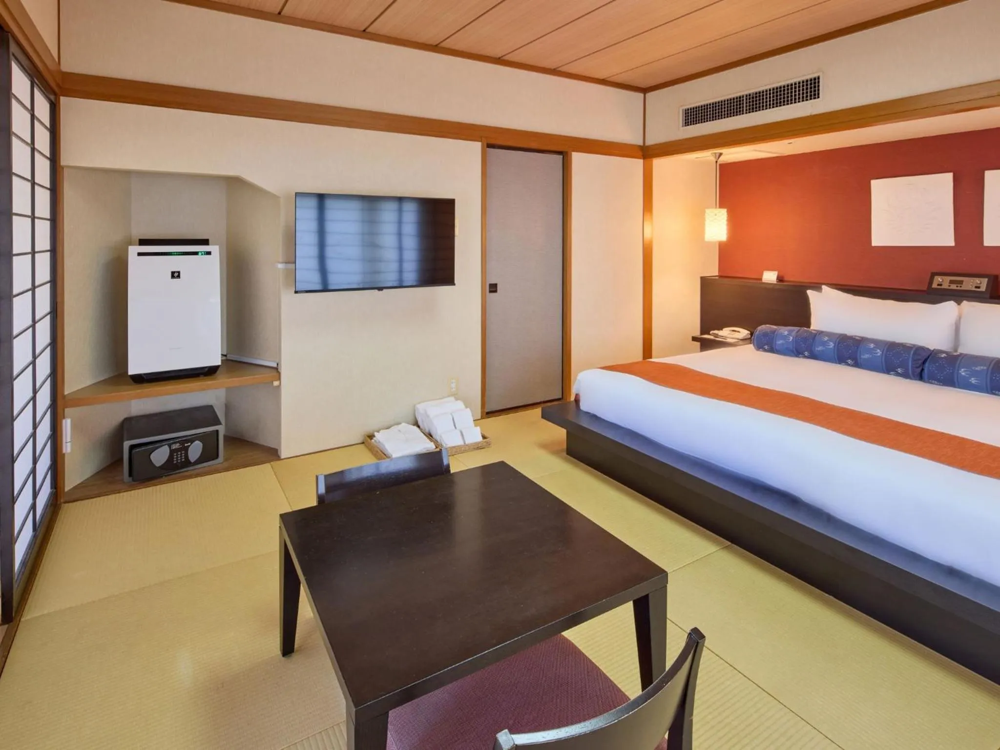 Bed in Okinawa NaHaNa Hotel & Spa