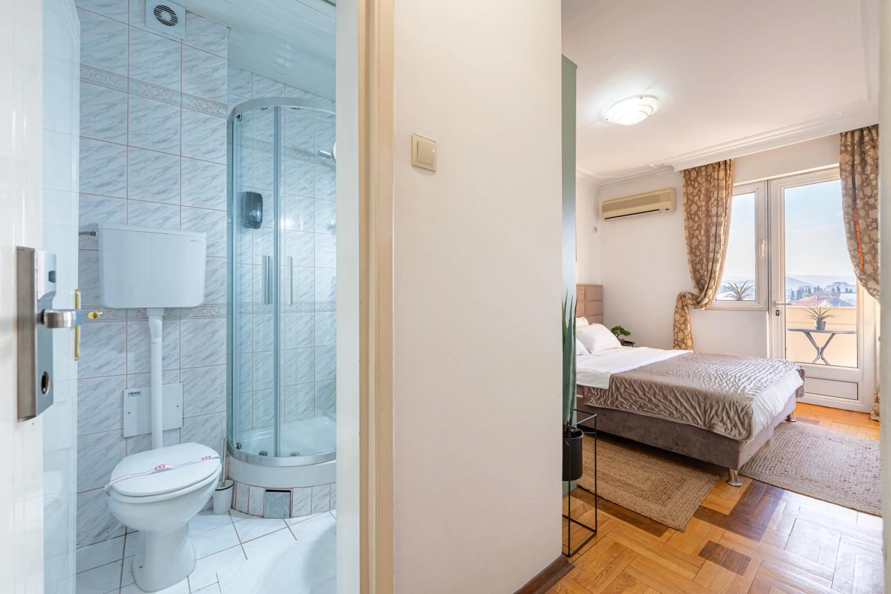 Toilet, Bed in Hotel Bojatours