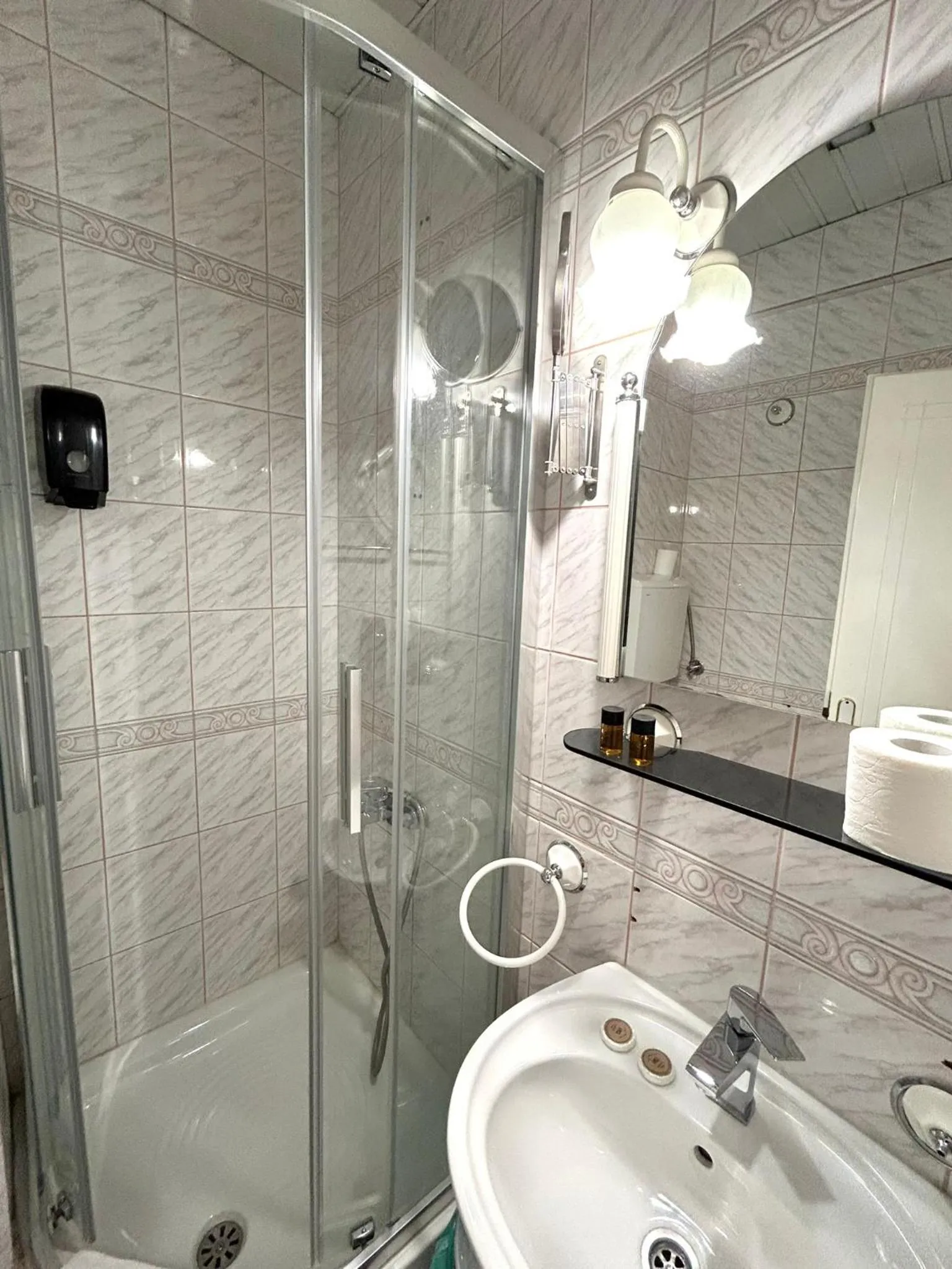 Bathroom in Hotel Bojatours