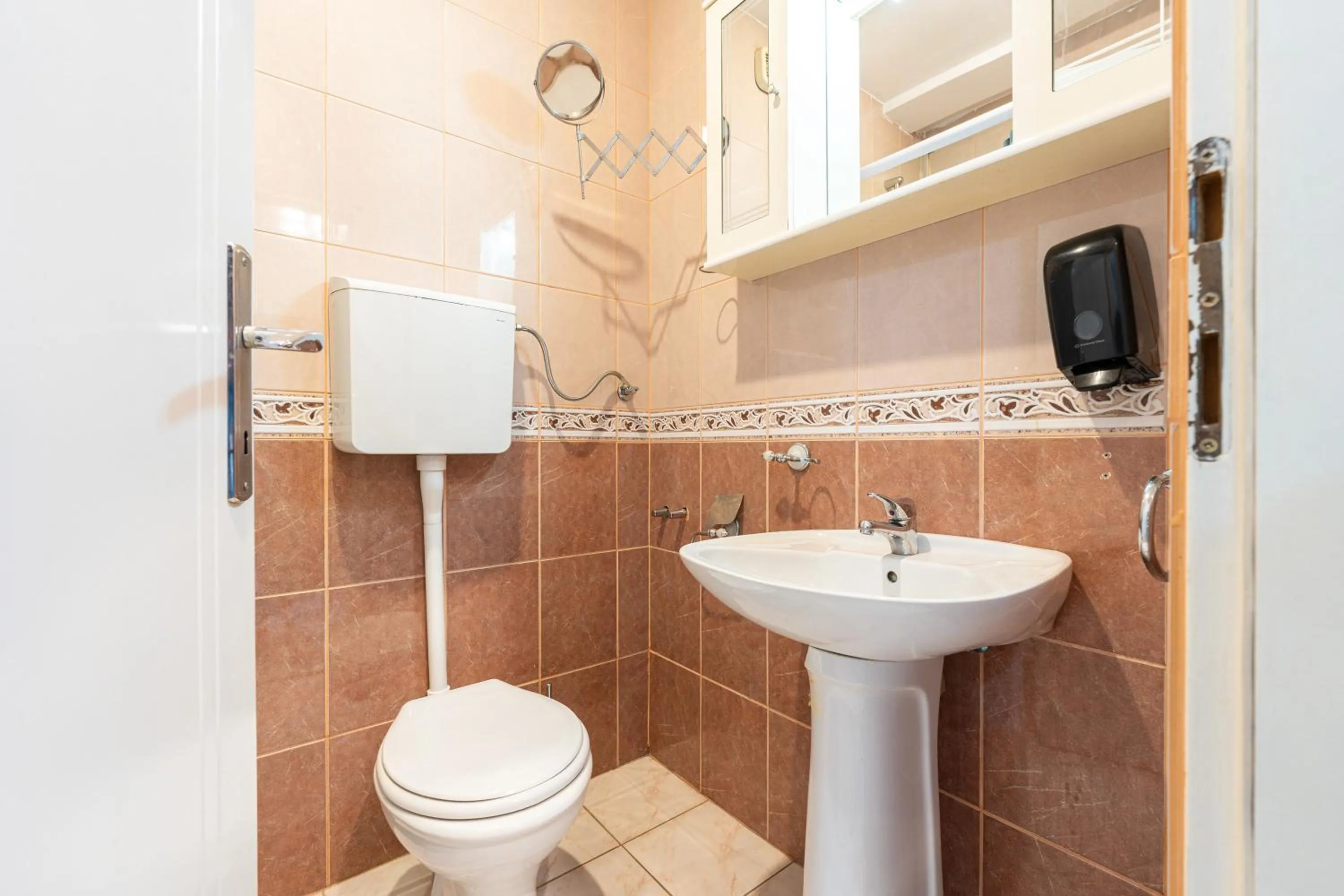 Shower in Hotel Bojatours