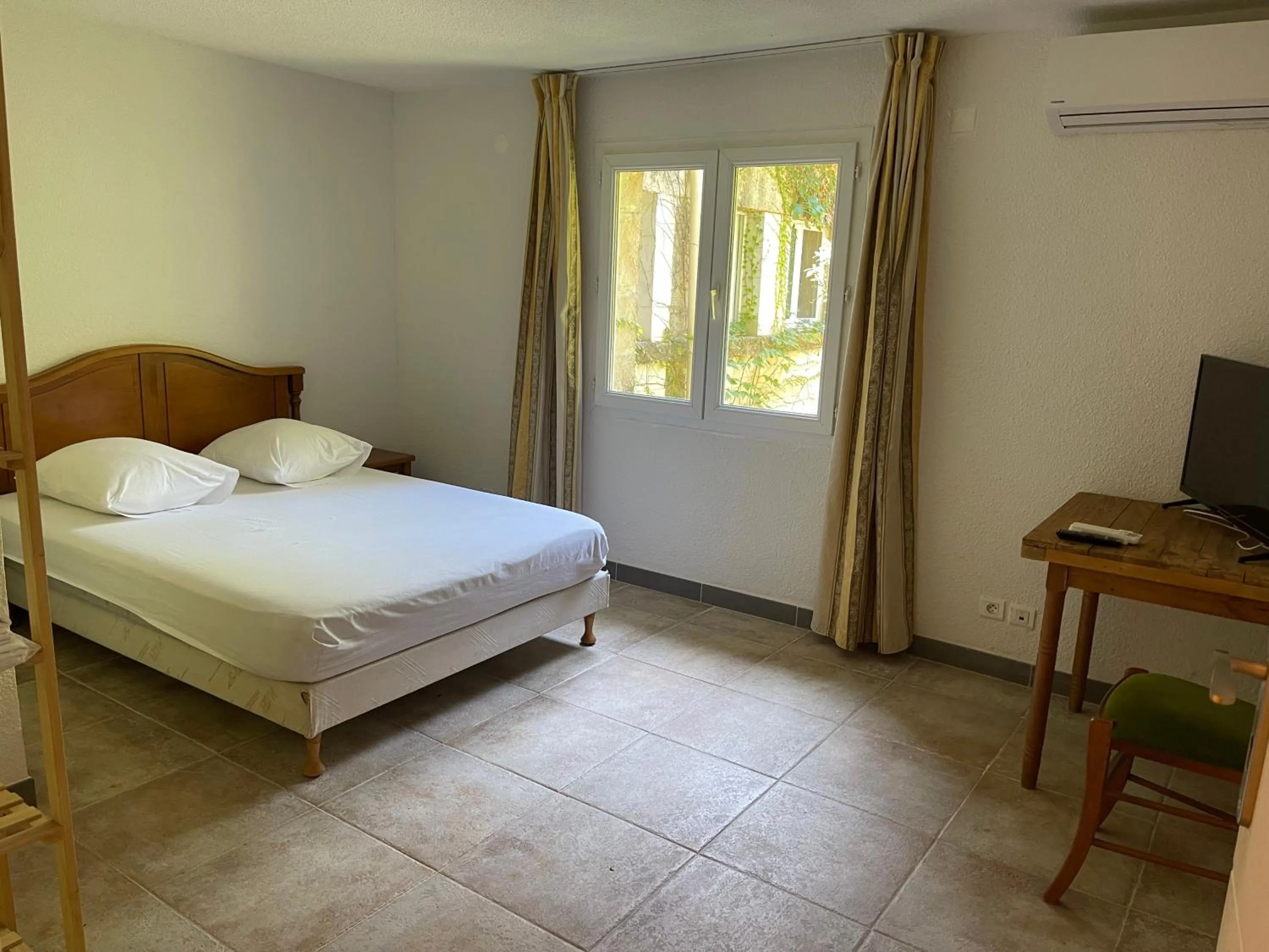 Bed in Apart'Hôtel Les 4 Sources