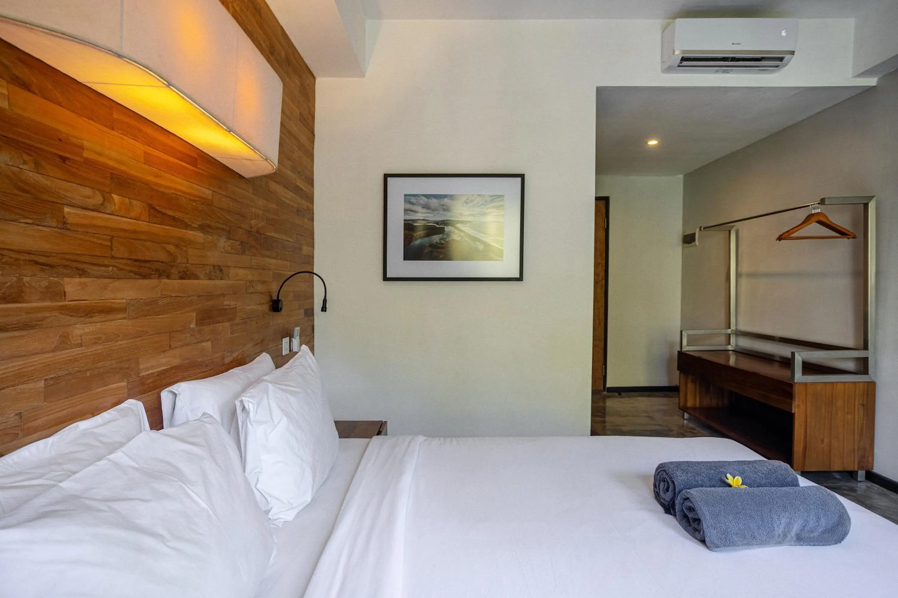 Photo of the whole room, Bed in Surf Motel