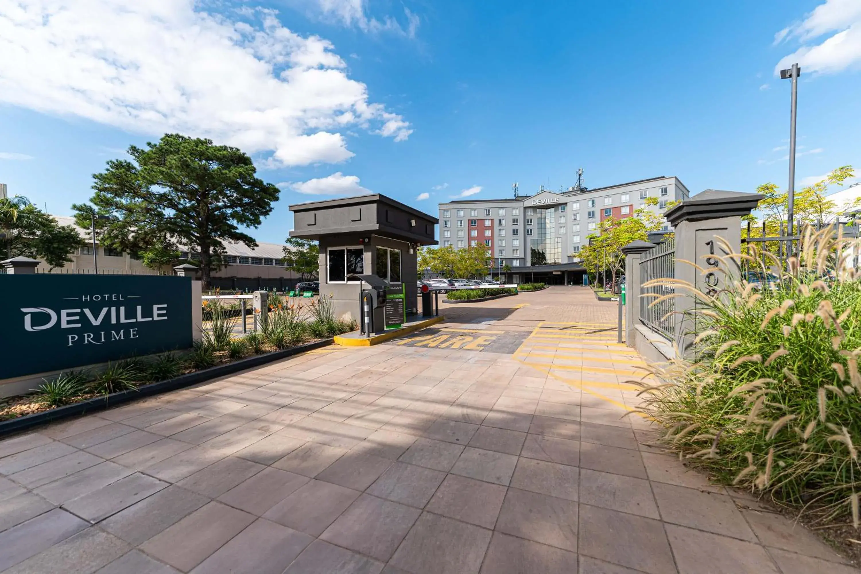 Facade/entrance in Hotel Deville Prime Porto Alegre Facade/entrance in Hotel Deville Prime Porto Alegre