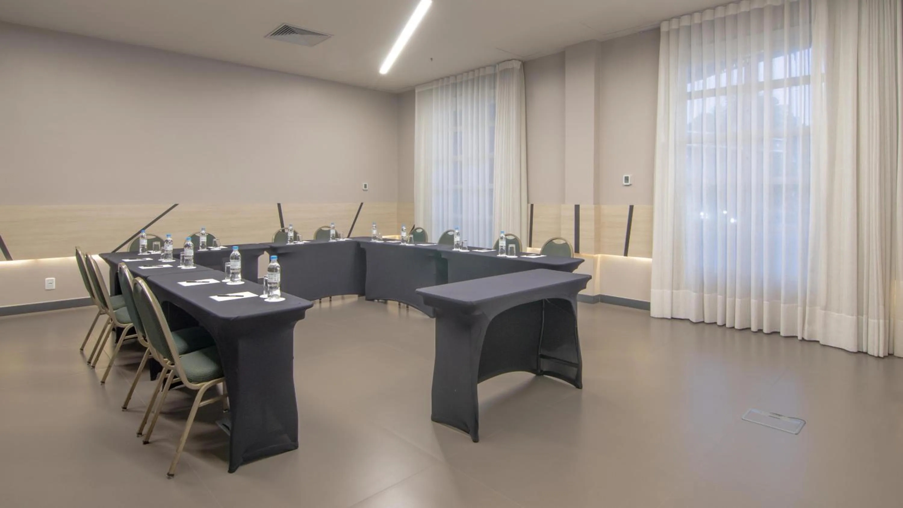 Meeting/conference room in Hotel Deville Prime Porto Alegre