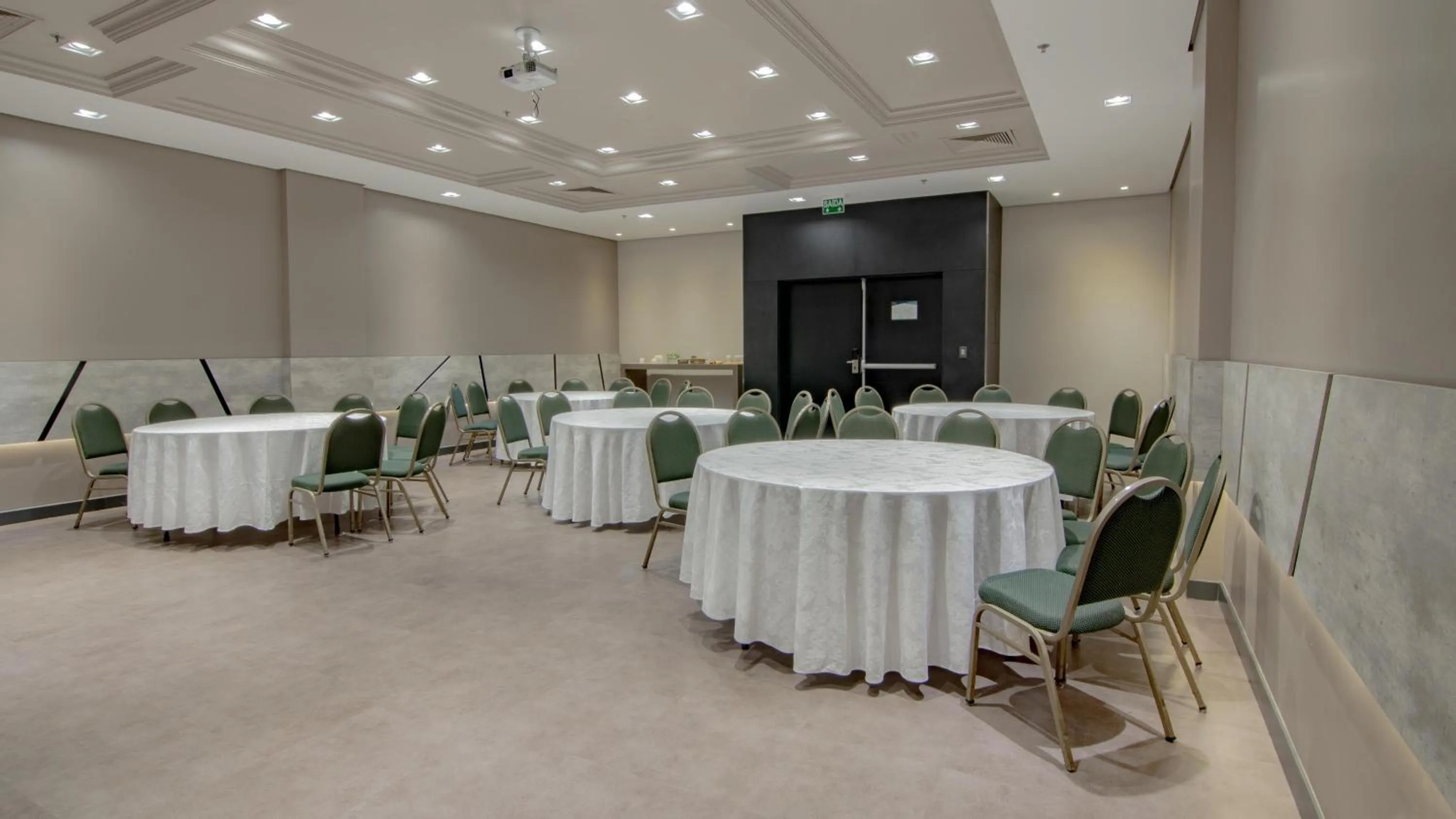 Meeting/conference room in Hotel Deville Prime Porto Alegre
