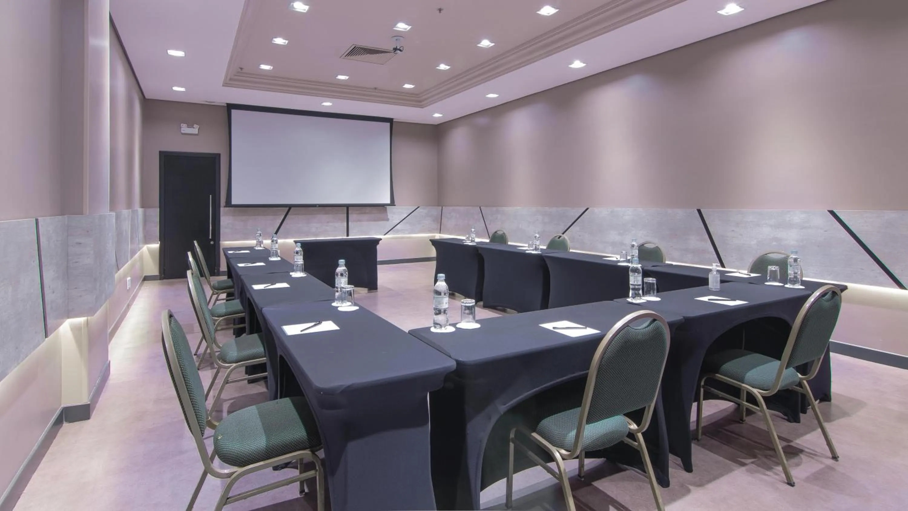 Meeting/conference room in Hotel Deville Prime Porto Alegre