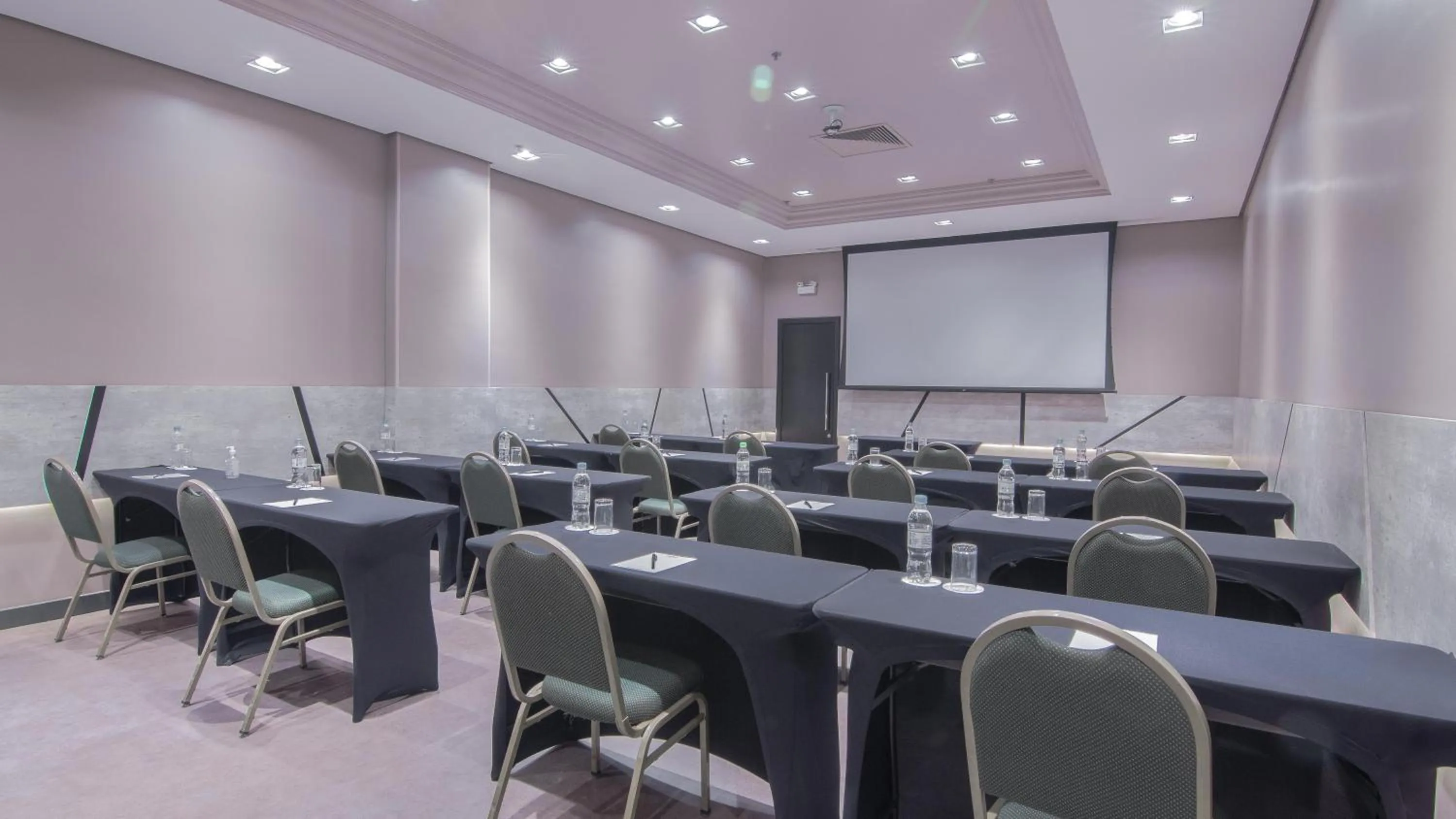 Meeting/conference room in Hotel Deville Prime Porto Alegre