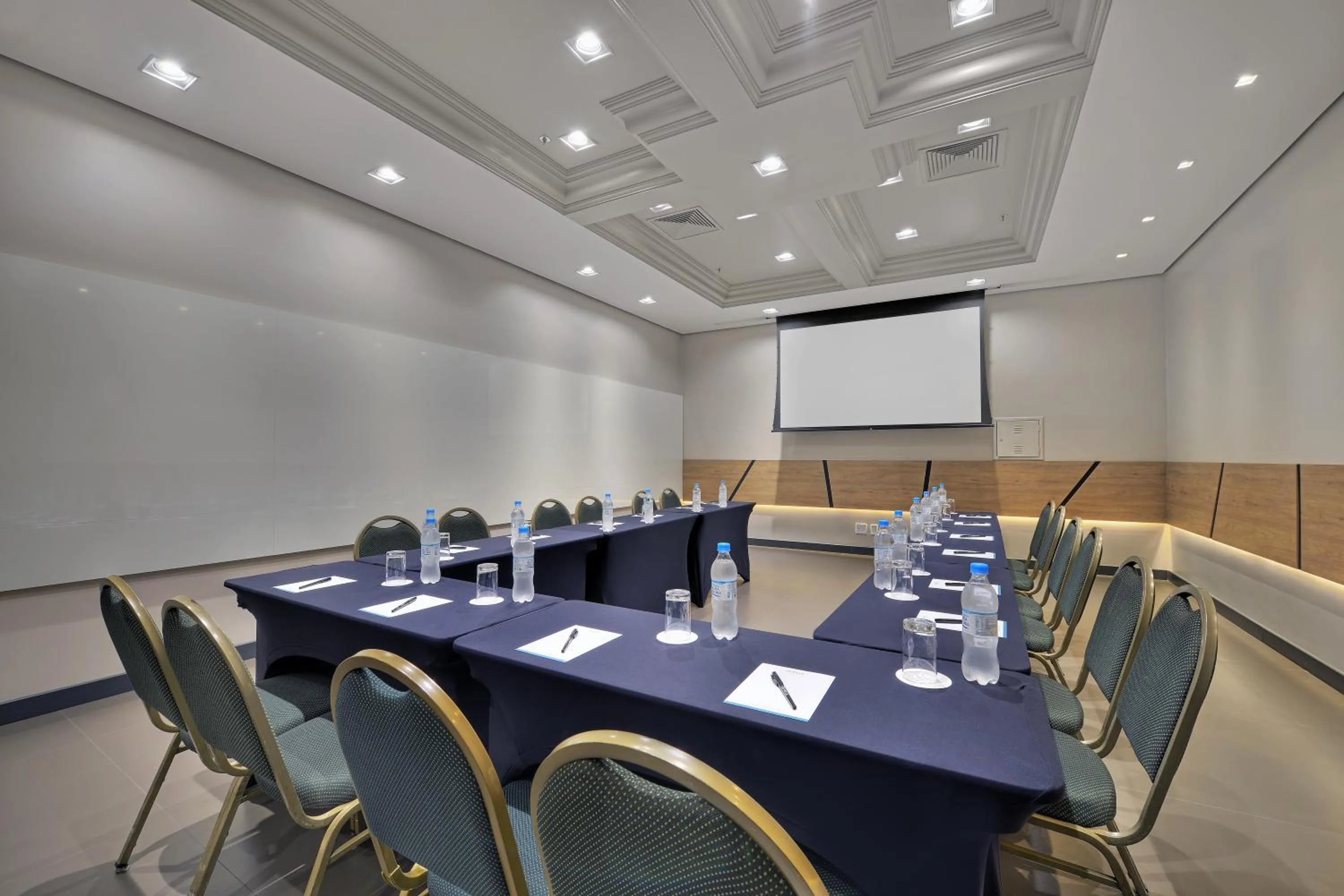 Meeting/conference room in Hotel Deville Prime Porto Alegre