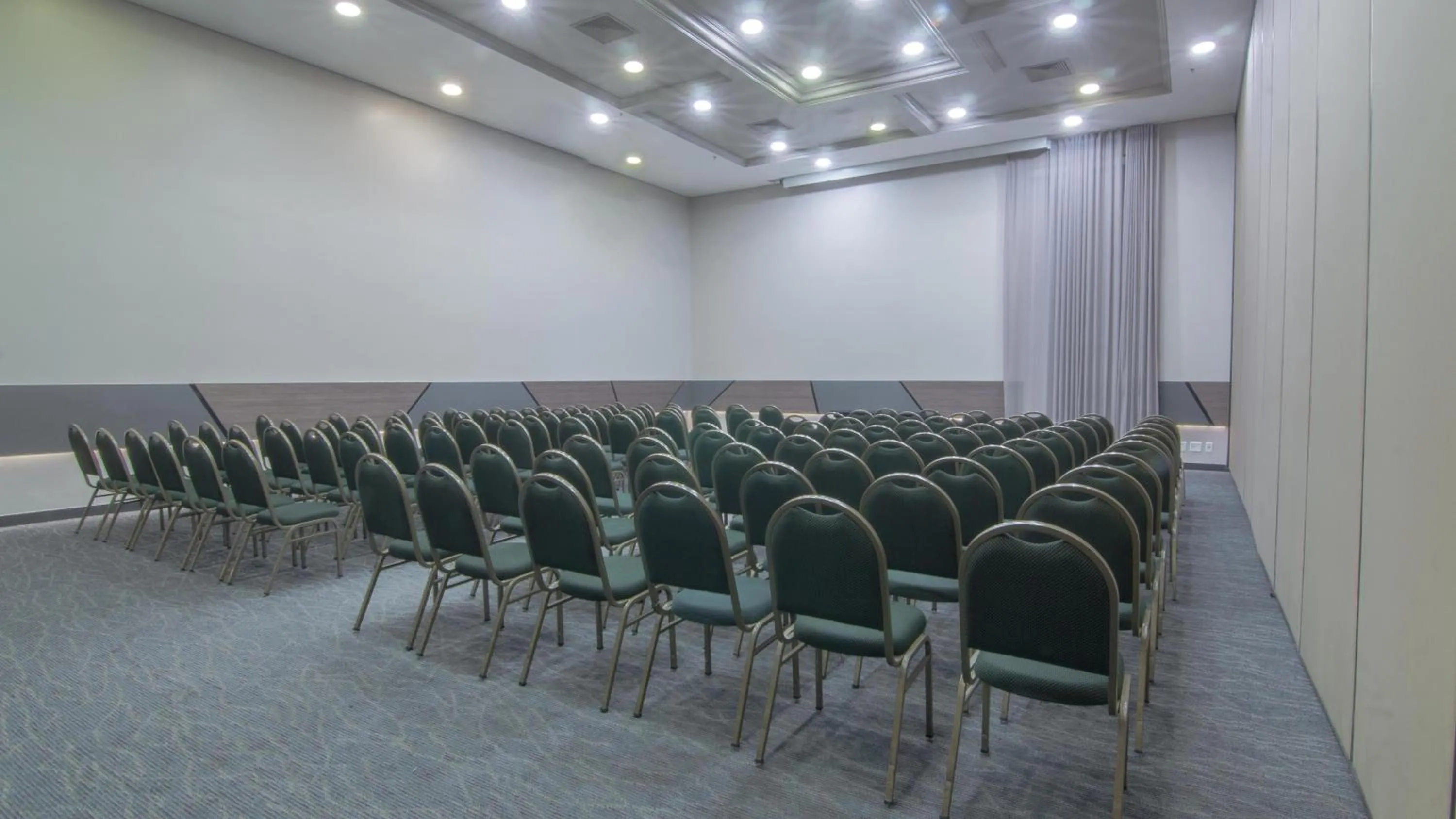 Meeting/conference room in Hotel Deville Prime Porto Alegre