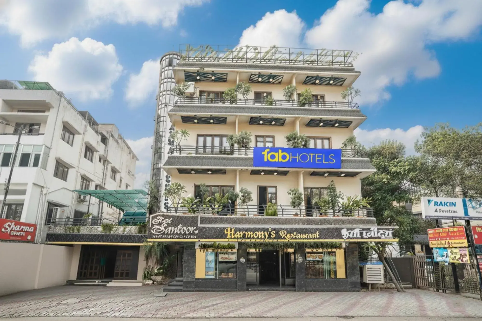 Facade/entrance in FabHotel Santoor Geeta Bhawan Square Facade/entrance in FabHotel Santoor Geeta Bhawan Square