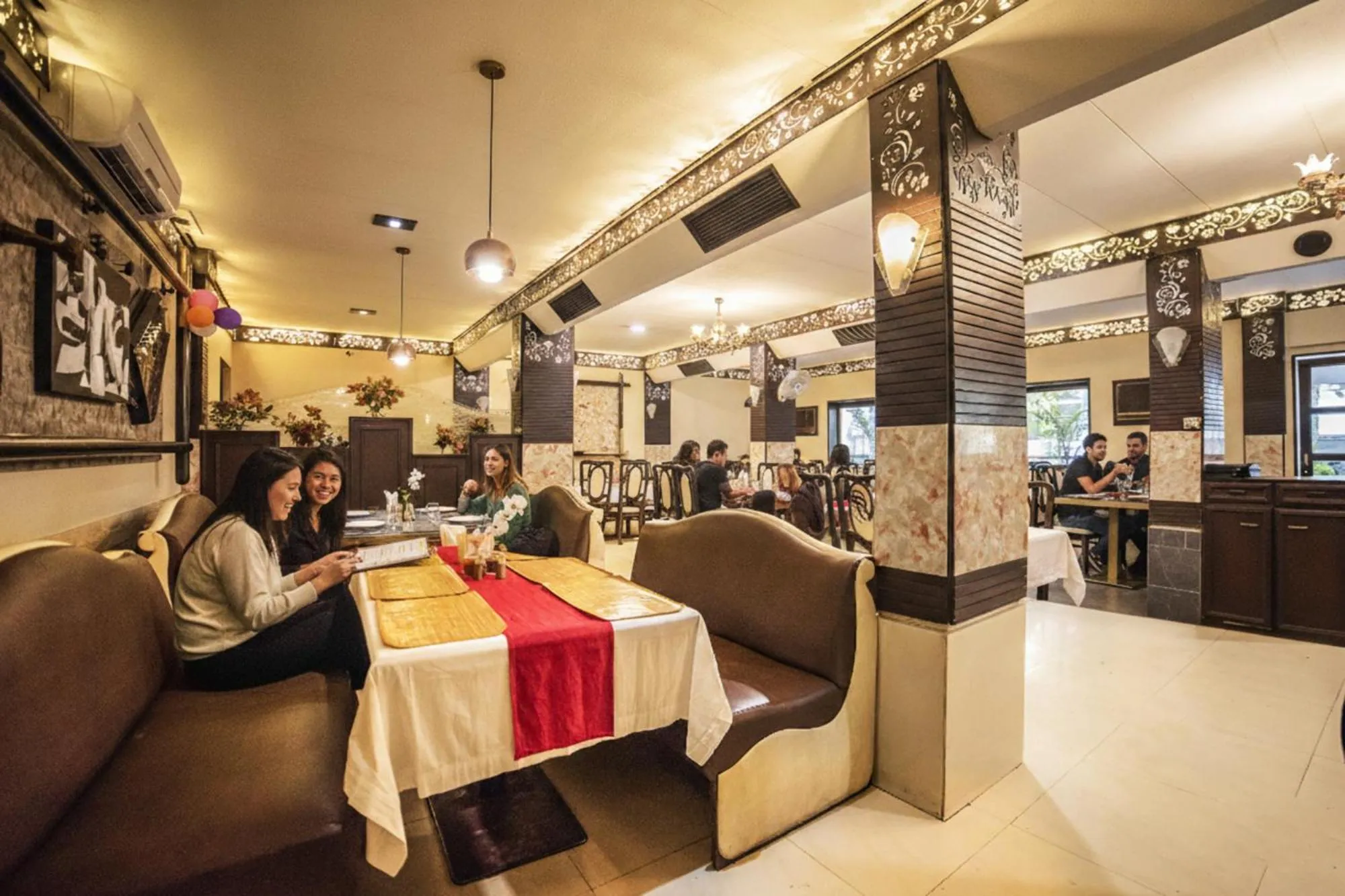 Restaurant/places to eat in FabHotel Santoor Geeta Bhawan Square