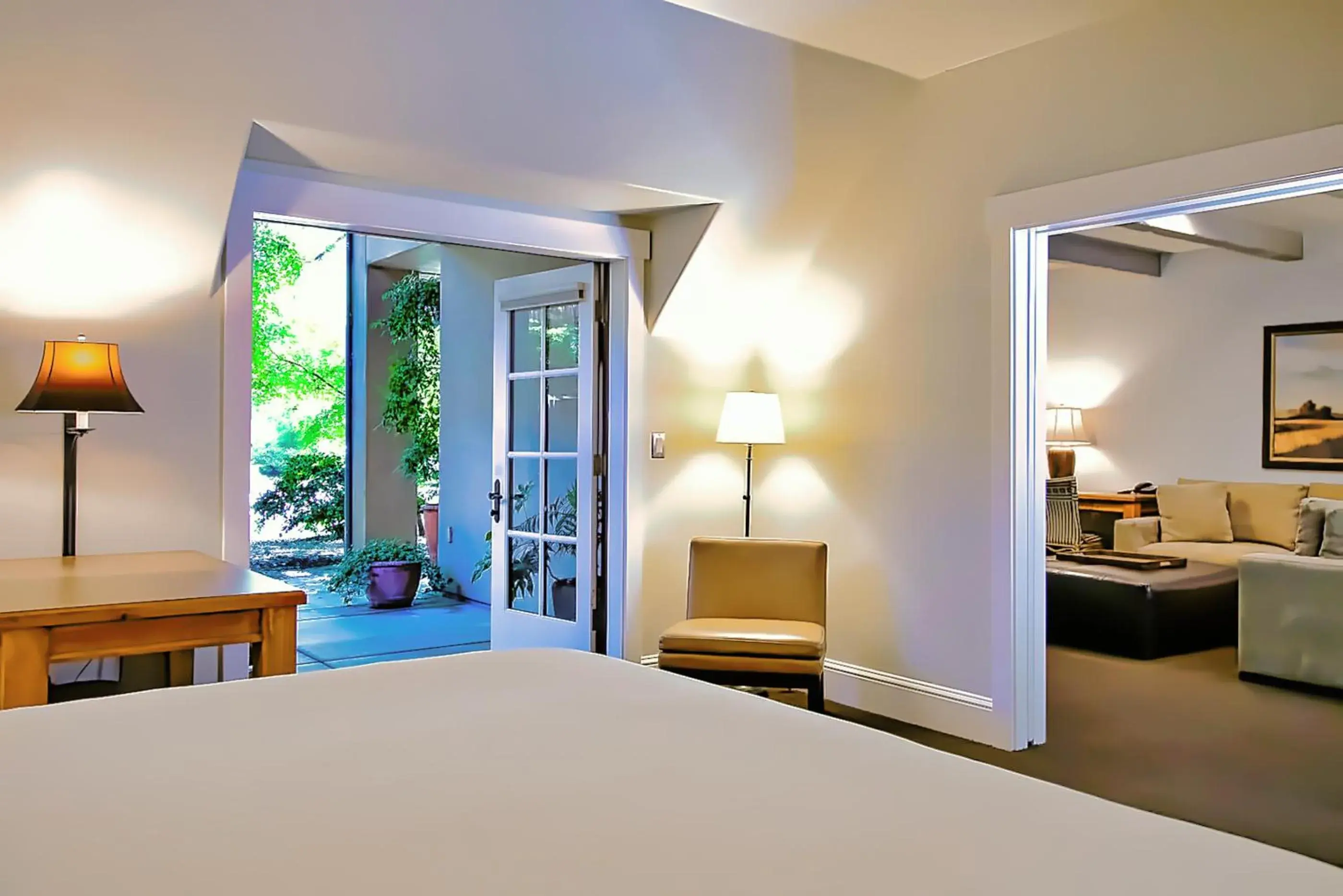 Living room, Bed in Appellation Lodi - Wine & Roses Resort and Spa Living room, Bed in Appellation Lodi - Wine & Roses Resort and Spa