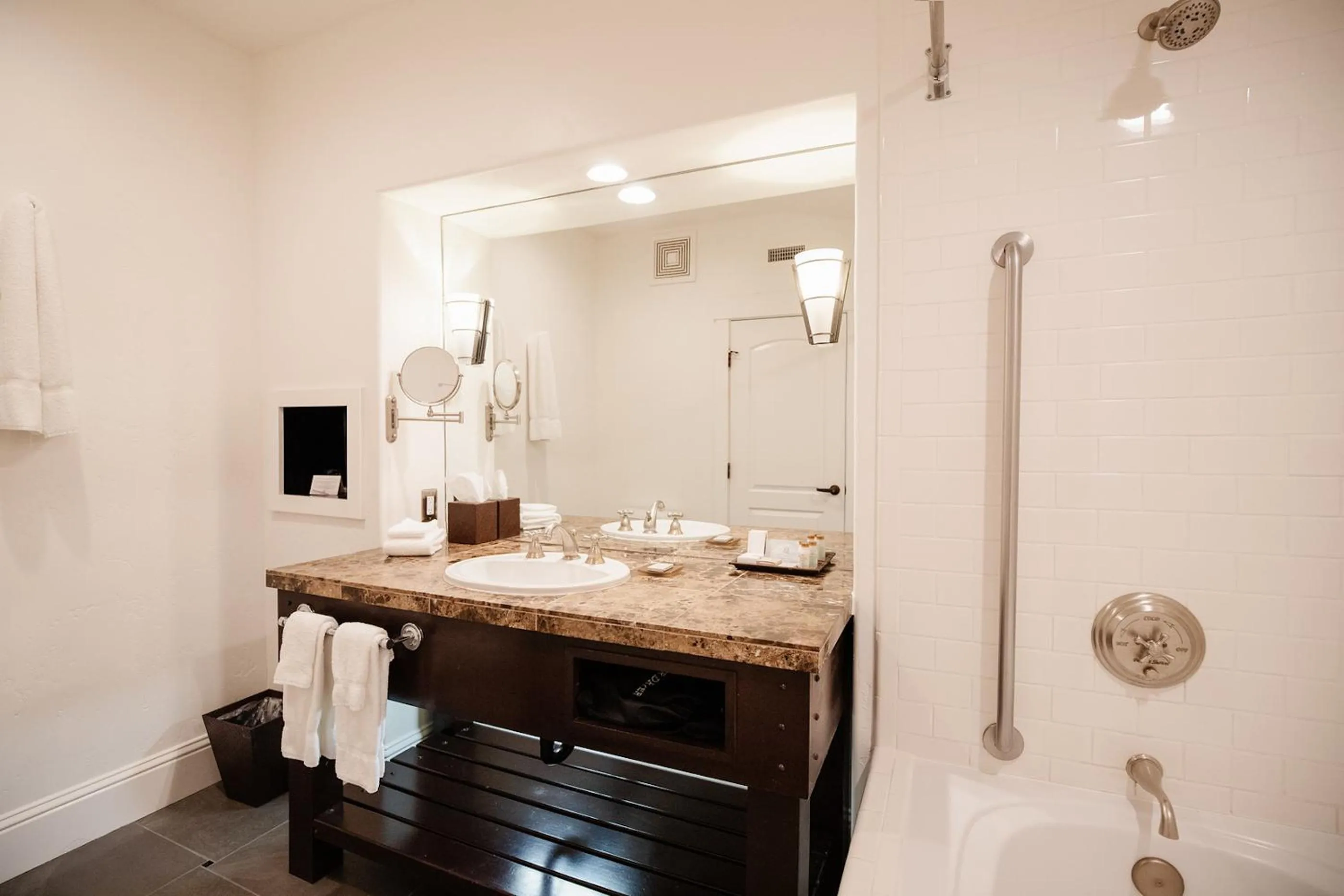Bathroom in Appellation Lodi - Wine & Roses Resort and Spa