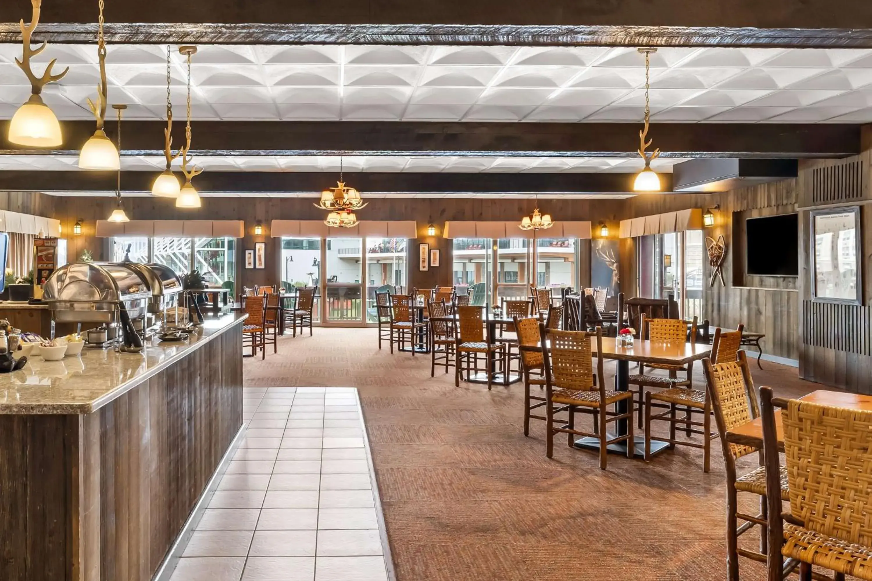 Lounge or bar in Best Western Adirondack Inn Lounge or bar in Best Western Adirondack Inn