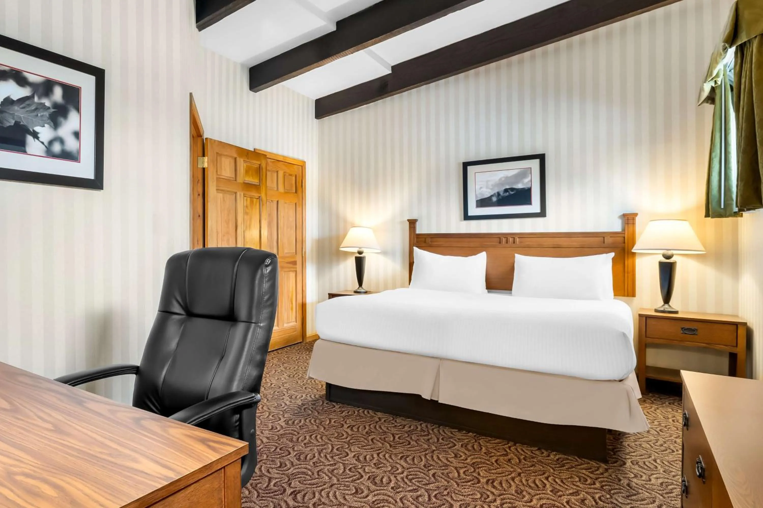 Photo of the whole room, Bed in Best Western Adirondack Inn