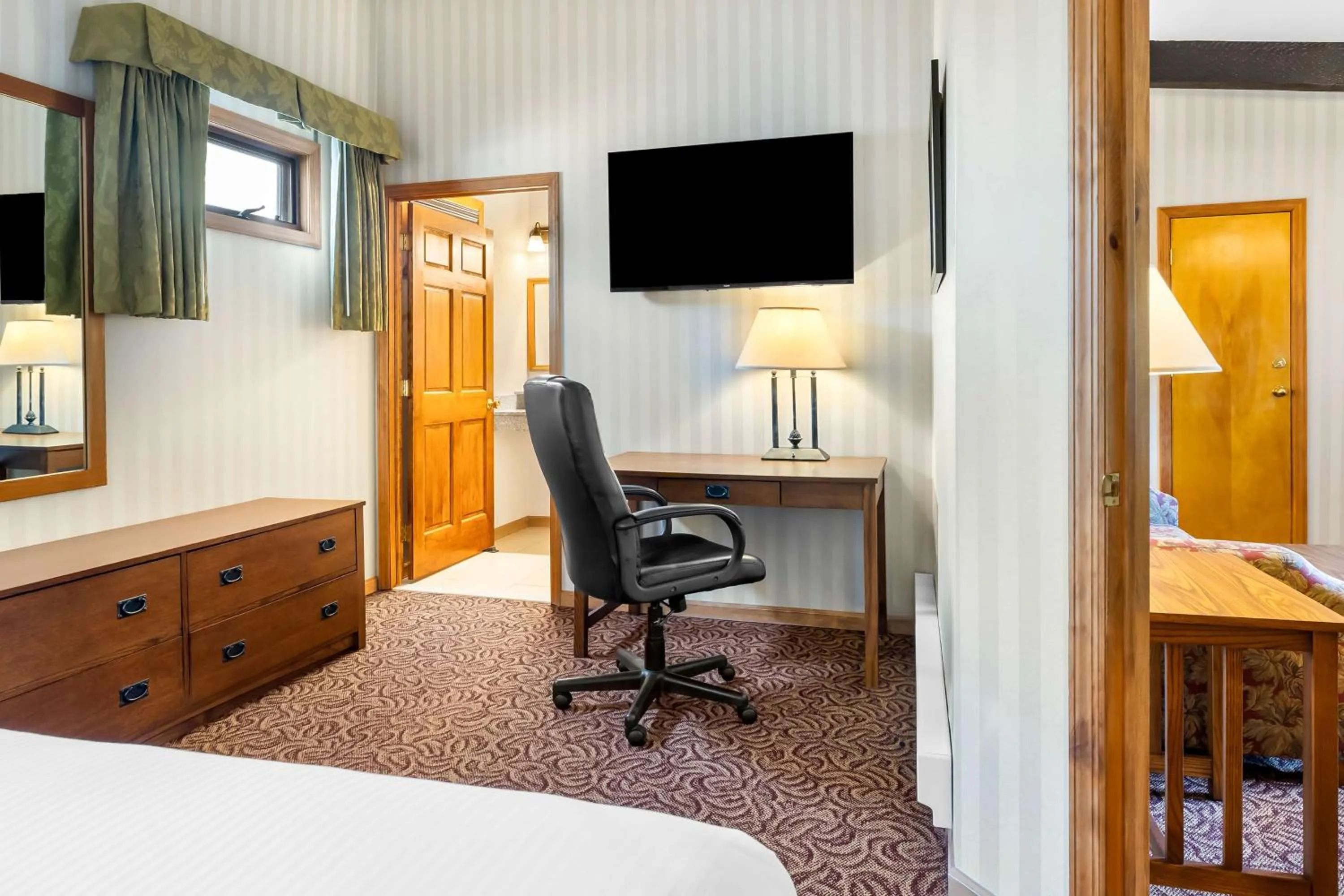 Photo of the whole room, Bed in Best Western Adirondack Inn