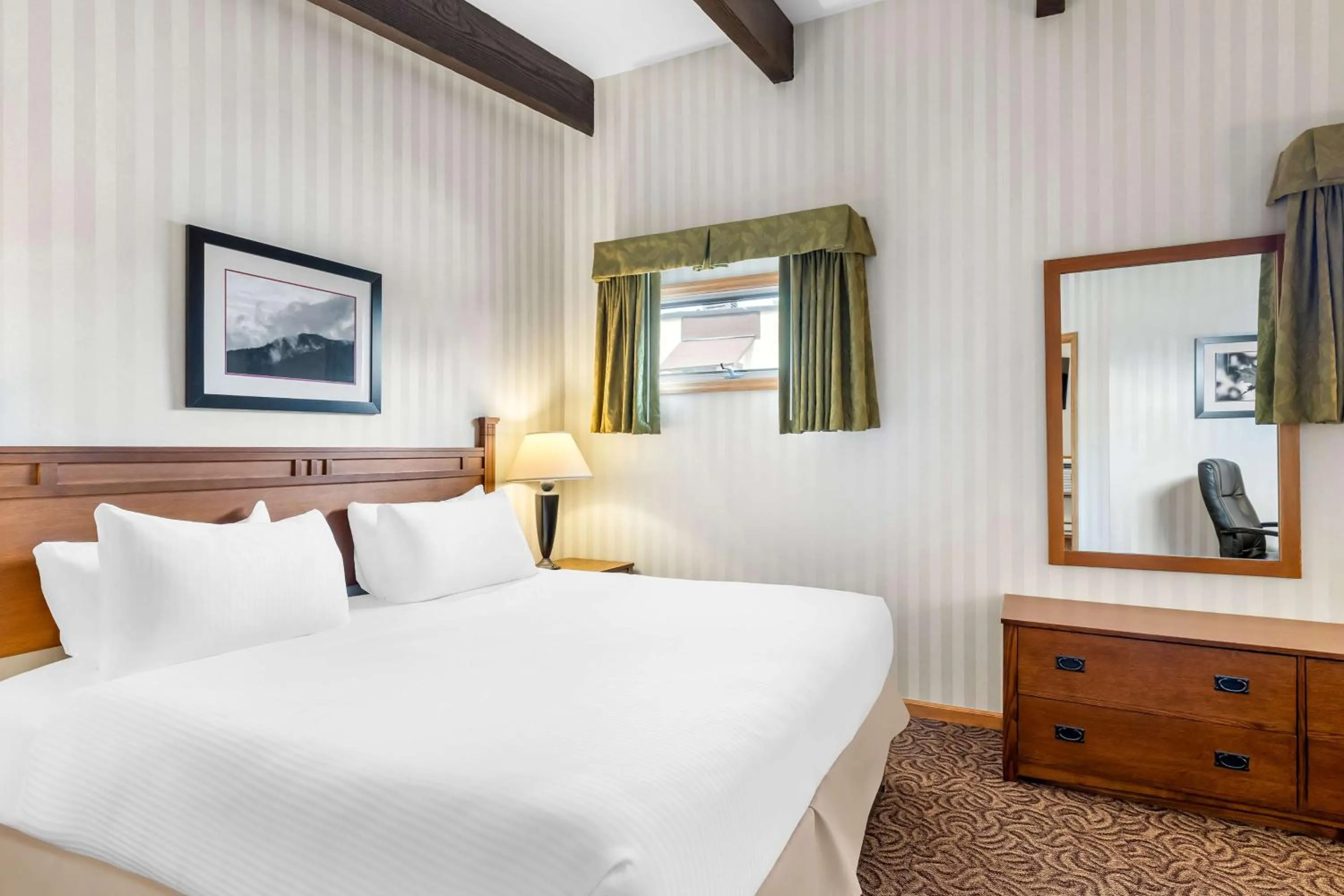 Photo of the whole room, Bed in Best Western Adirondack Inn