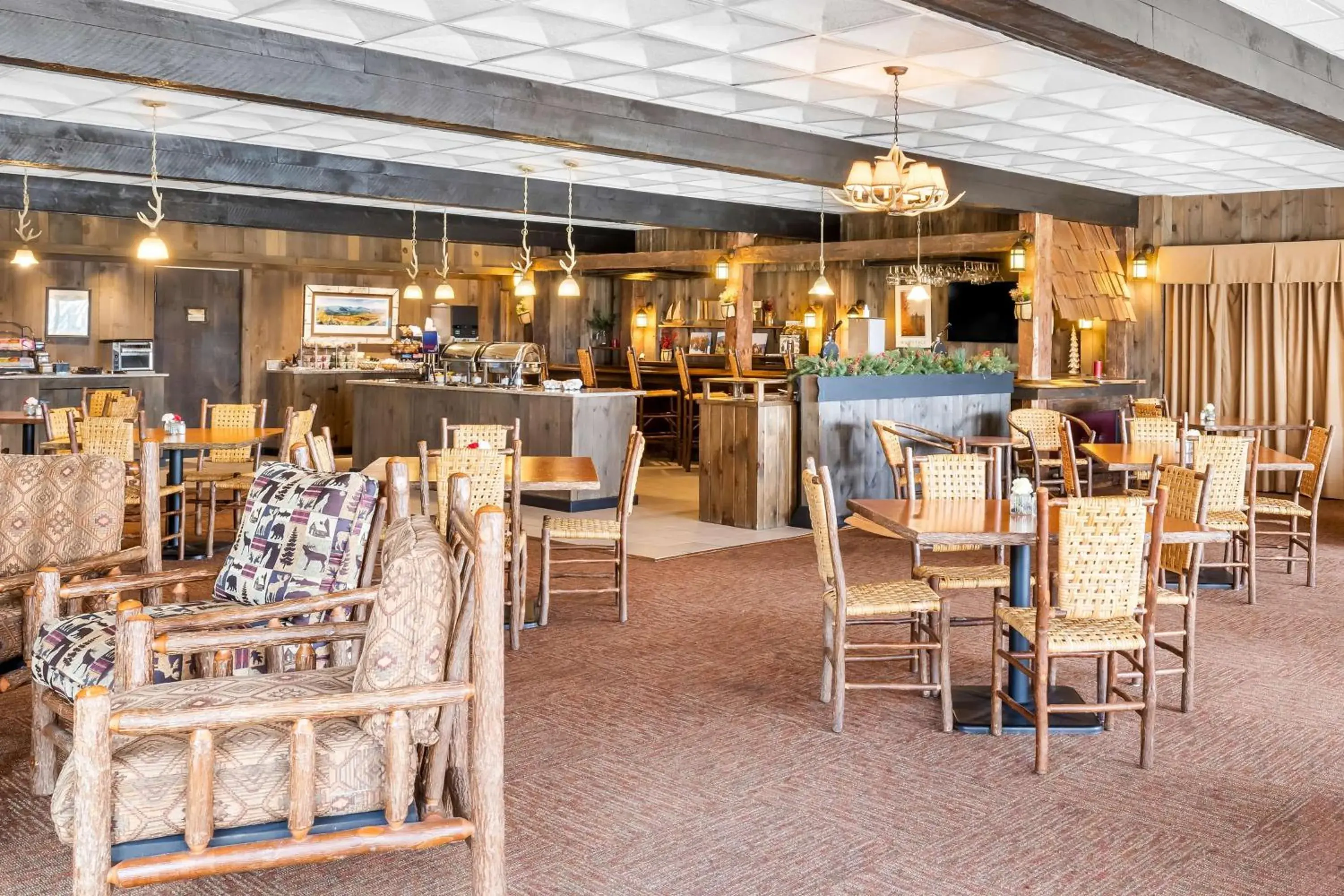 Lounge or bar in Best Western Adirondack Inn Lounge or bar in Best Western Adirondack Inn