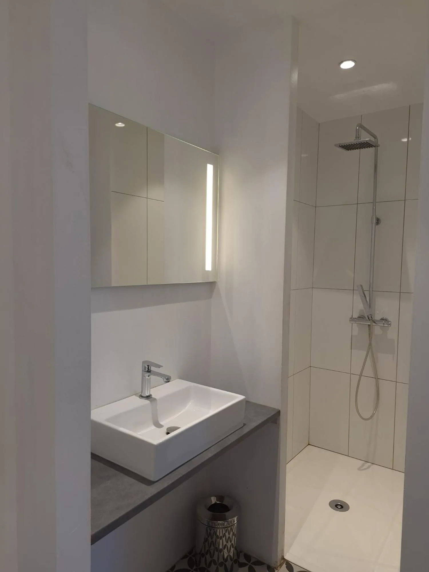 Shower in Contact Hôtel Le Minervois - Hôtel & Restaurant Au nord de Carcassonne