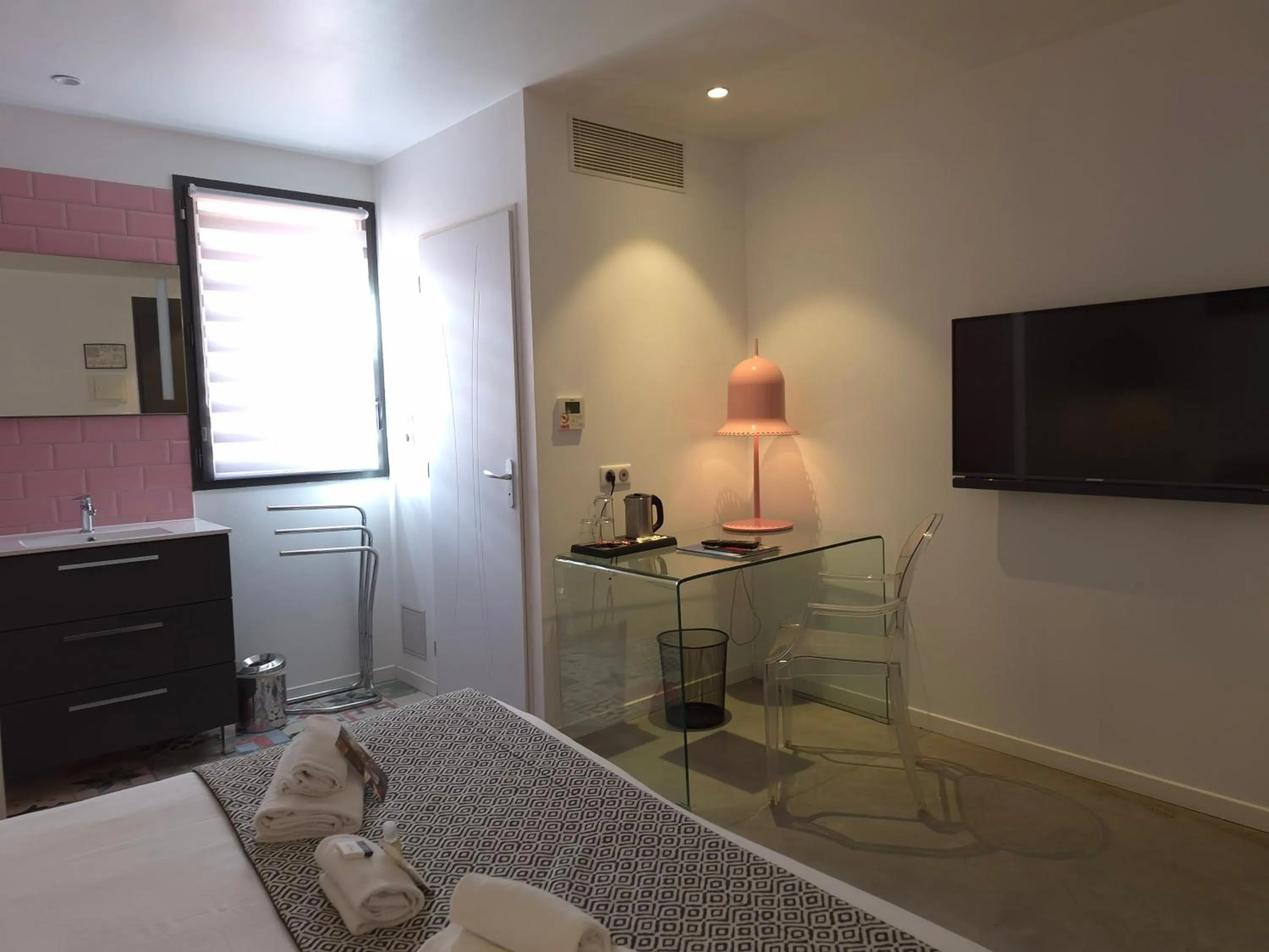 Property building, Bed in Contact Hôtel Le Minervois - Hôtel & Restaurant Au nord de Carcassonne