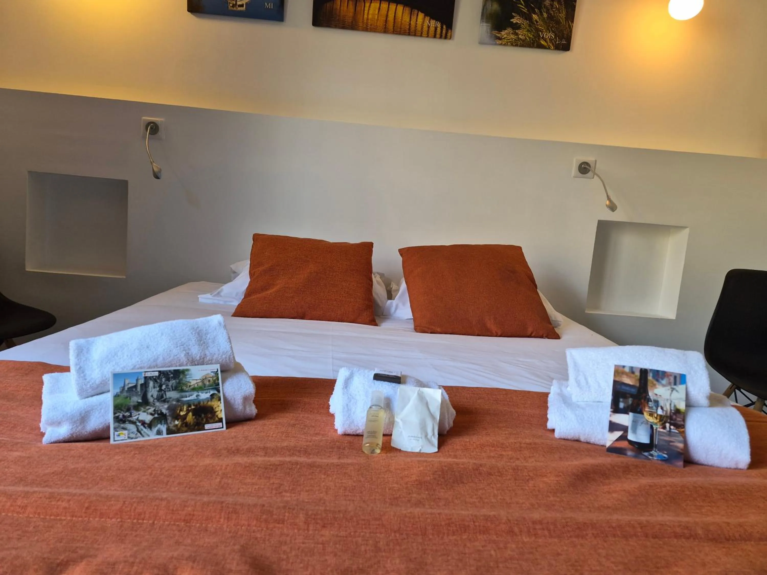 Bed in Contact Hôtel Le Minervois - Hôtel & Restaurant Au nord de Carcassonne