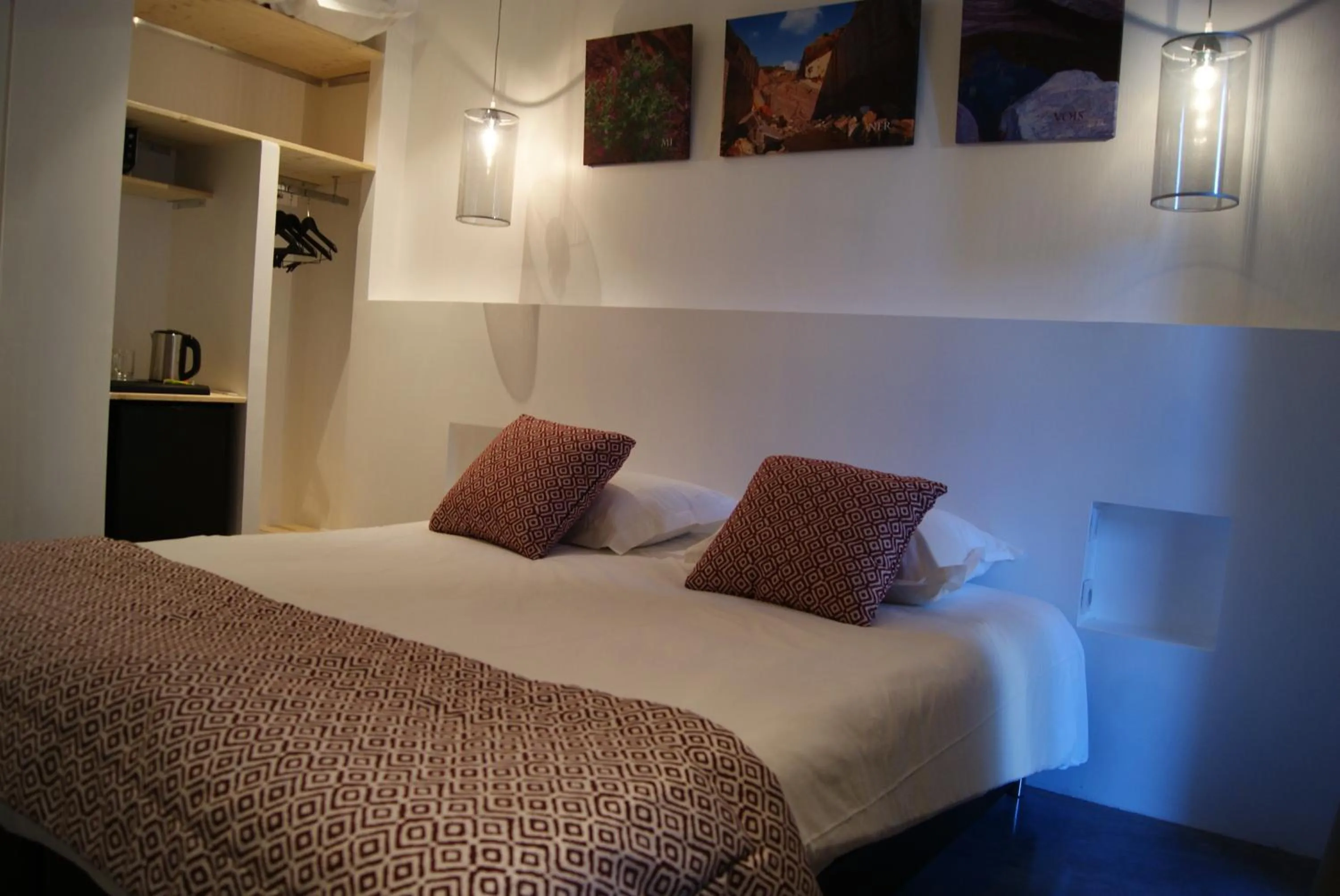 Bed in Contact Hôtel Le Minervois - Hôtel & Restaurant Au nord de Carcassonne