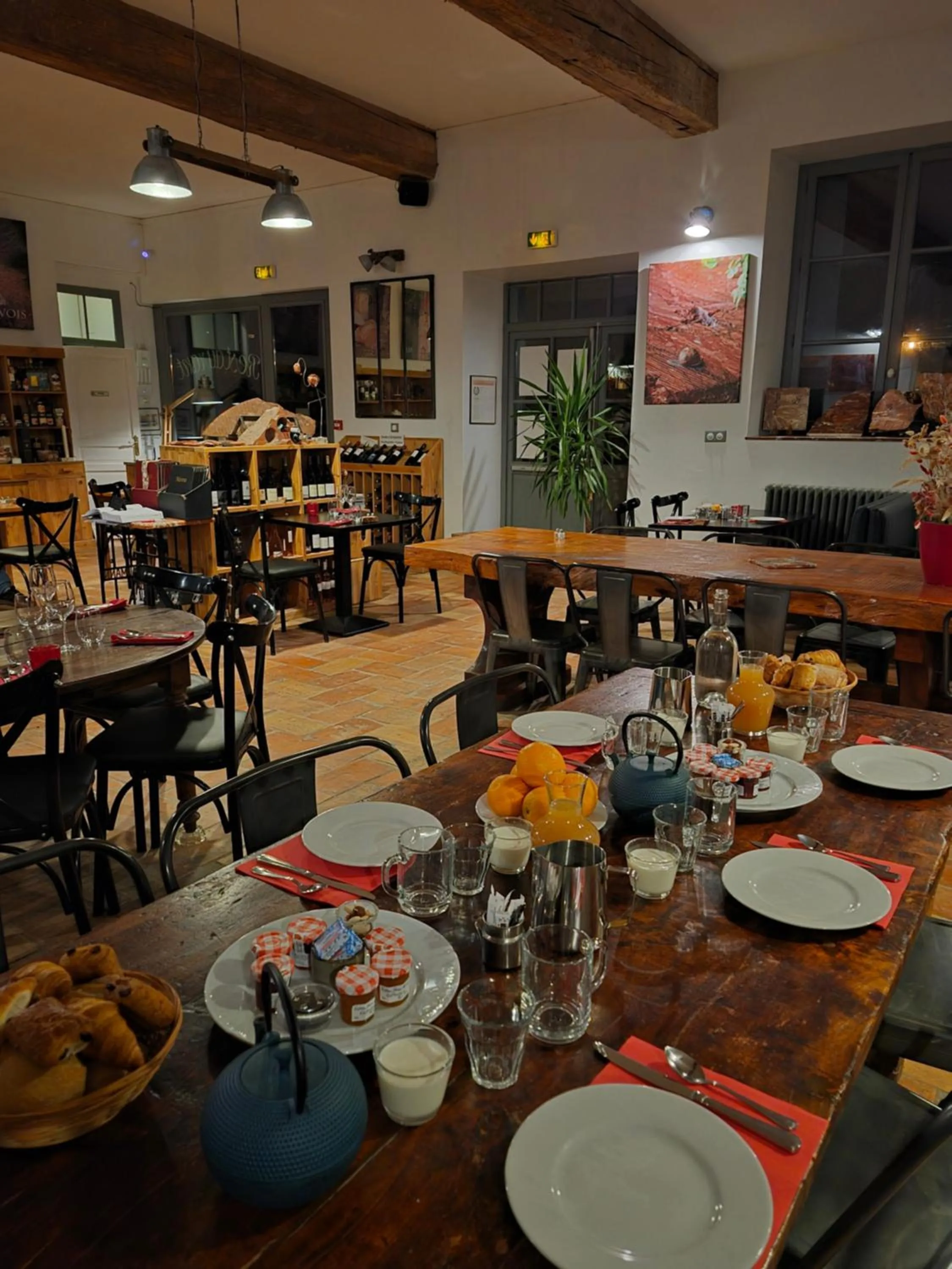 Property building in Contact Hôtel Le Minervois - Hôtel & Restaurant Au nord de Carcassonne