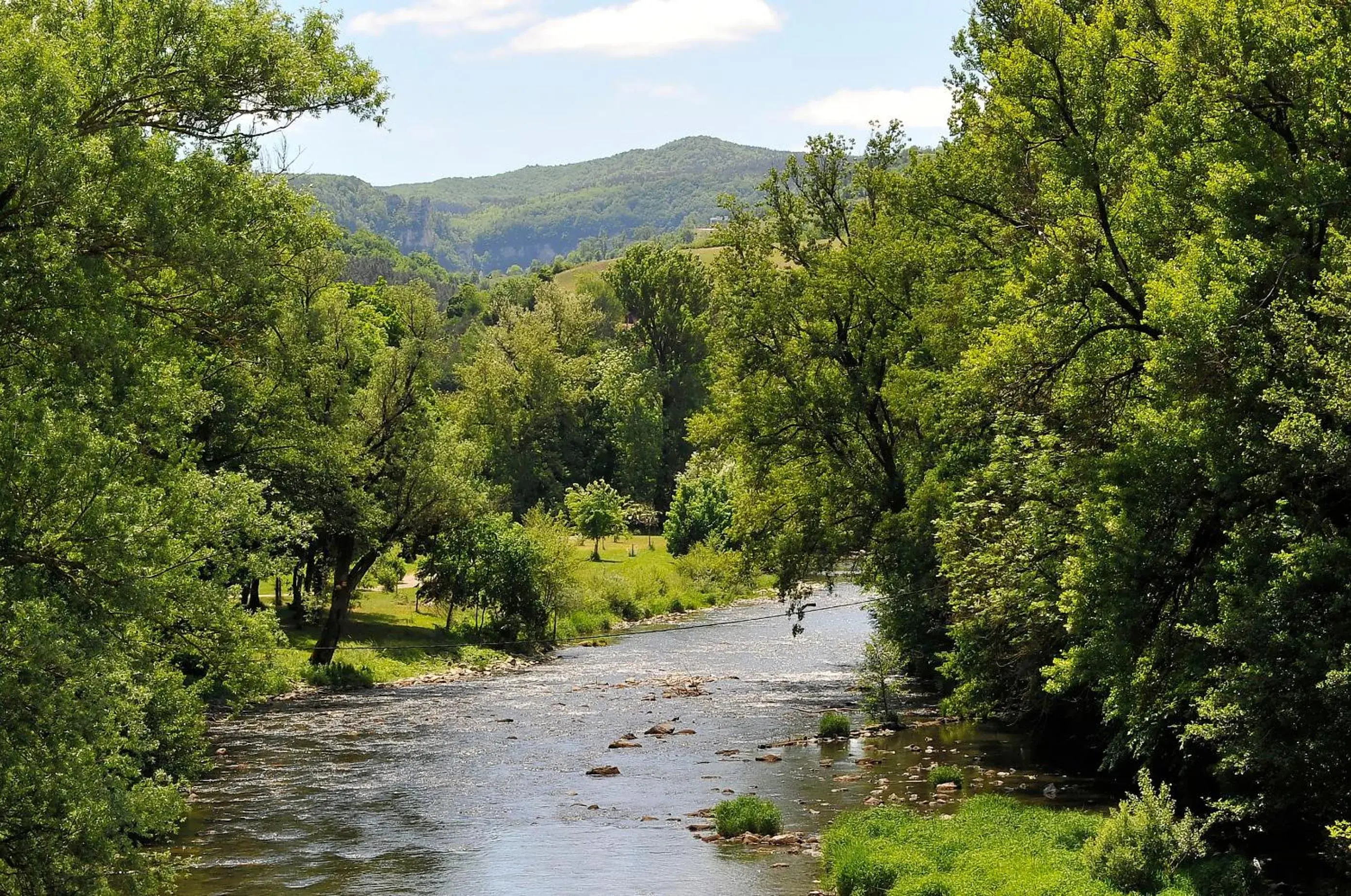 Deluxe Double Room with Balcony in Logis Hôtel Restaurant Les 2 Rives - A75, en bordure de rivière Deluxe Double Room with Balcony in Logis Hôtel Restaurant Les 2 Rives - A75, en bordure de rivière