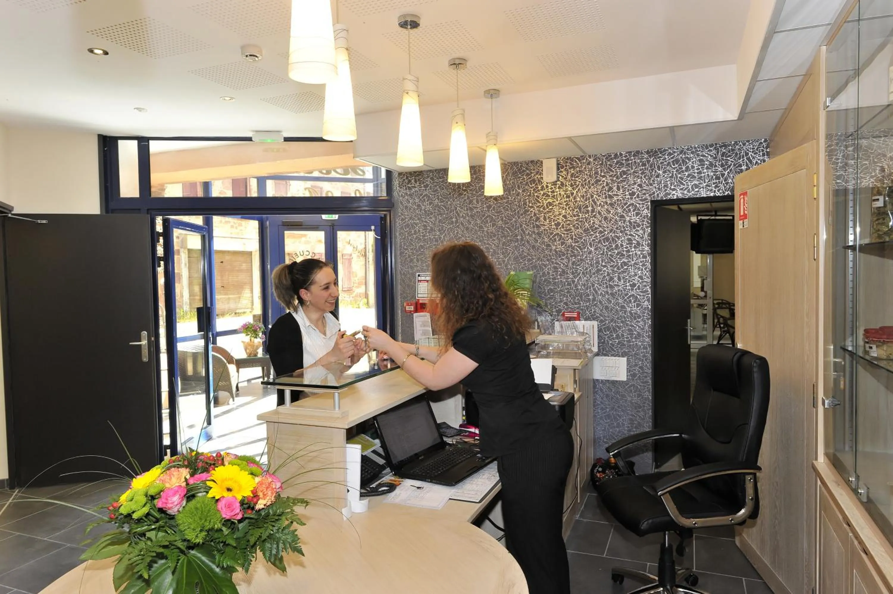 Staff in Logis Hôtel Restaurant Les 2 Rives - A75, en bordure de rivière
