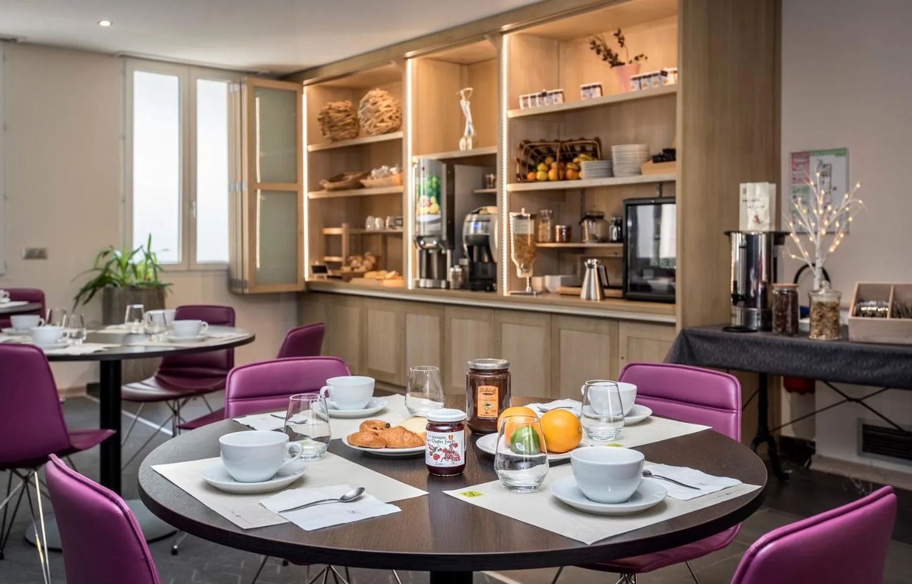 Breakfast in Logis Hôtel Restaurant Les 2 Rives - A75, en bordure de rivière