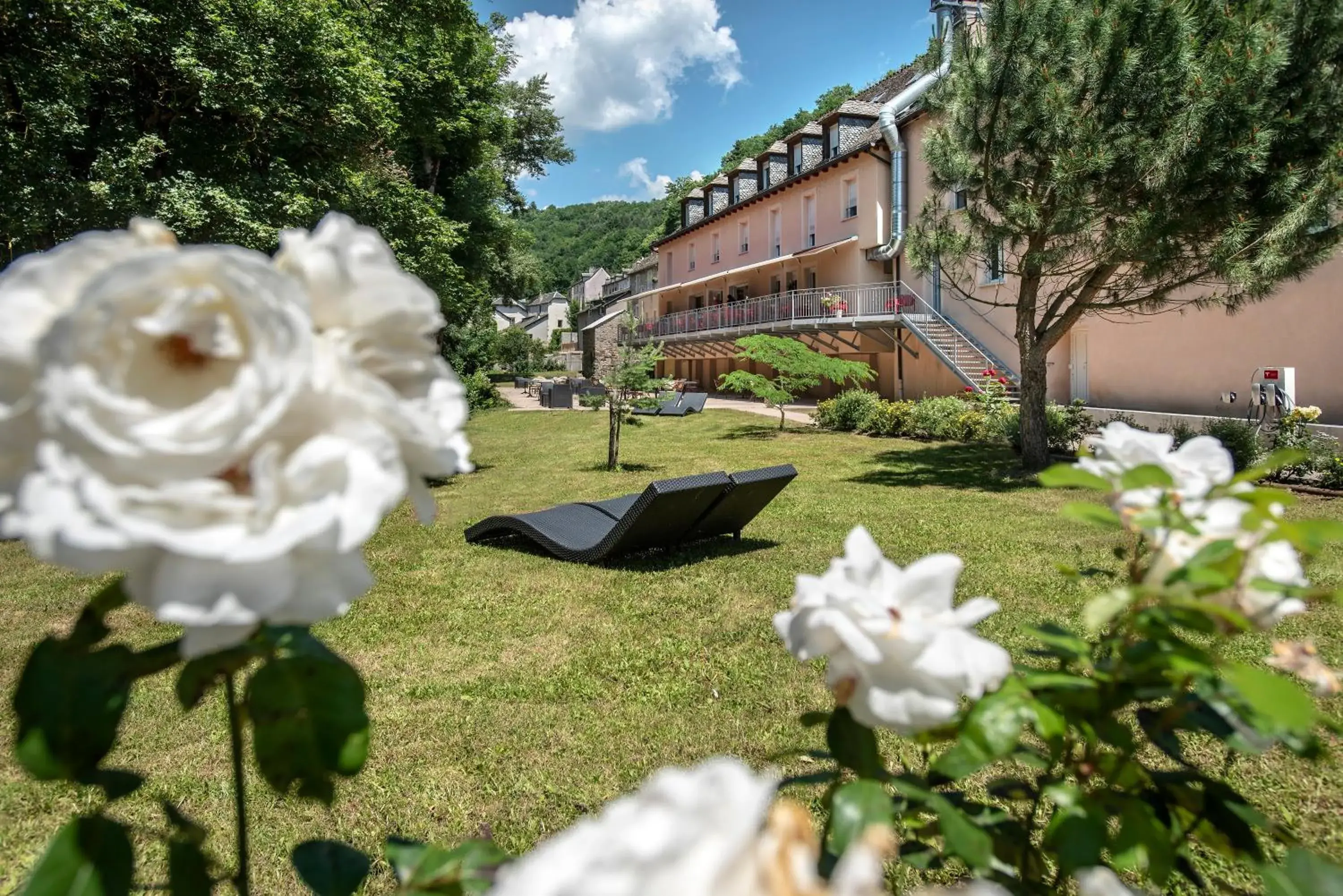 Property building in Logis Hôtel Restaurant Les 2 Rives - A75, en bordure de rivière Property building in Logis Hôtel Restaurant Les 2 Rives - A75, en bordure de rivière