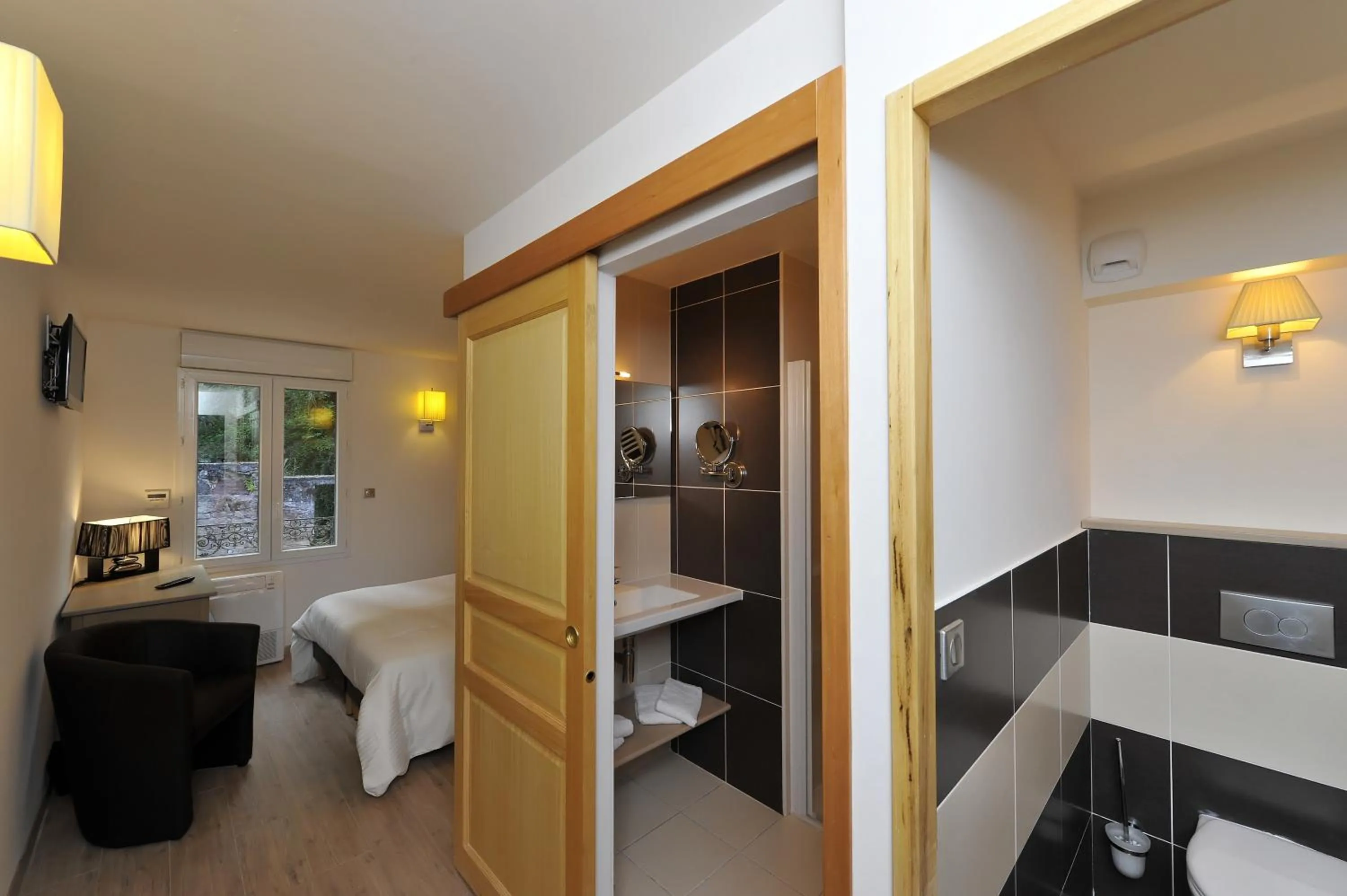 Toilet, Bed in Logis Hôtel Restaurant Les 2 Rives - A75, en bordure de rivière