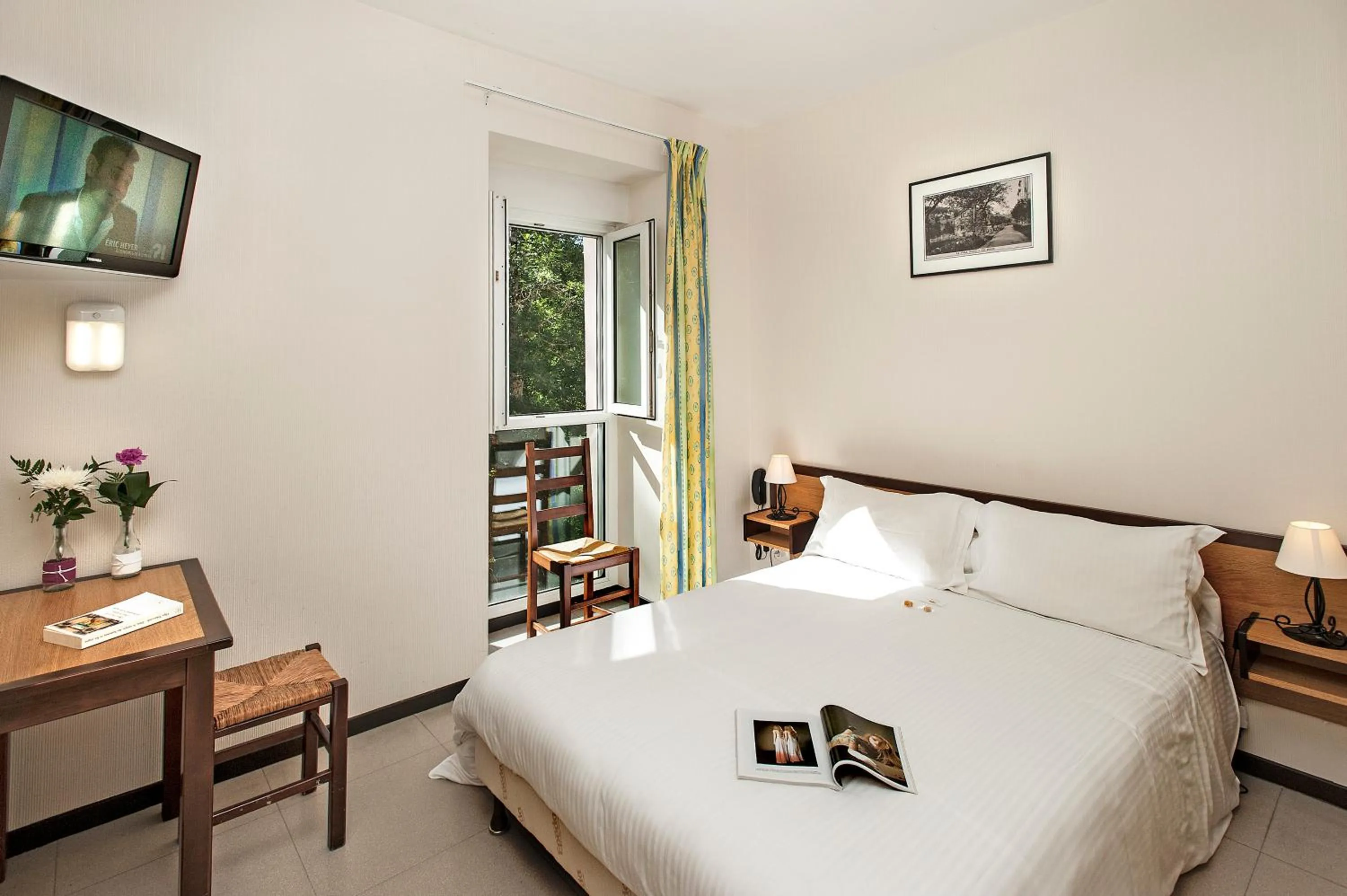 Bed in Logis Hôtel Restaurant Les 2 Rives - A75, en bordure de rivière