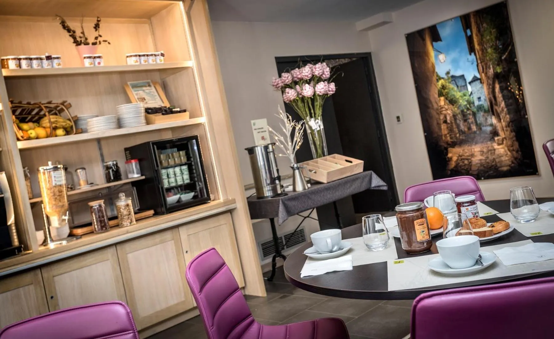 Breakfast in Logis Hôtel Restaurant Les 2 Rives - A75, en bordure de rivière