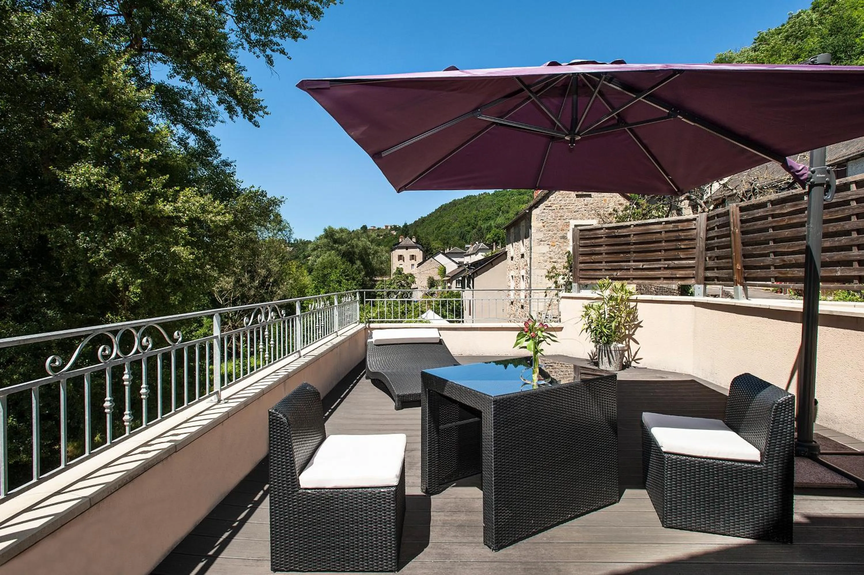 Bedroom in Logis Hôtel Restaurant Les 2 Rives - A75, en bordure de rivière