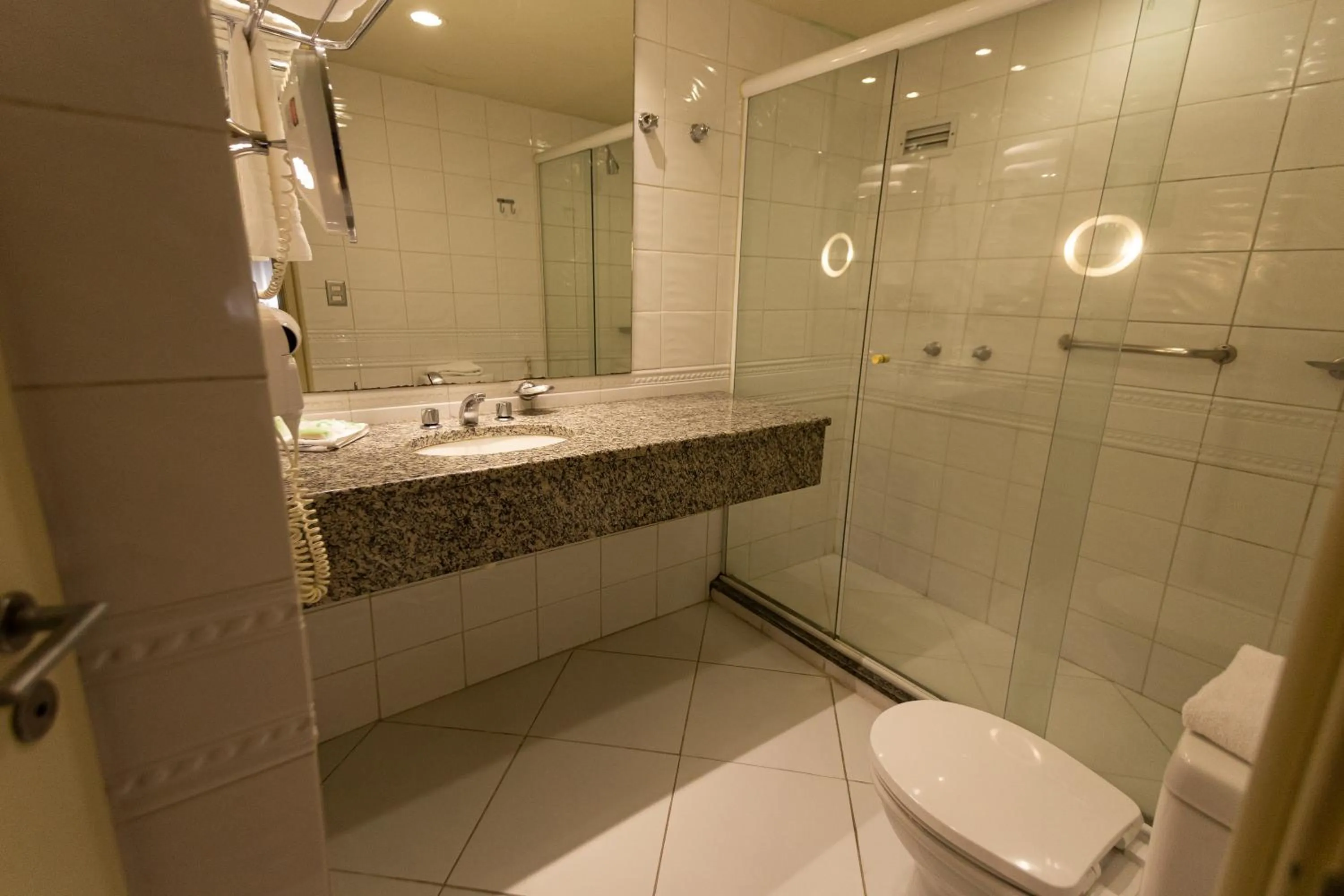 Bathroom in Master Porto Alegre Hotel - Av Carlos Gomes, Próximo ao Consulado Americano