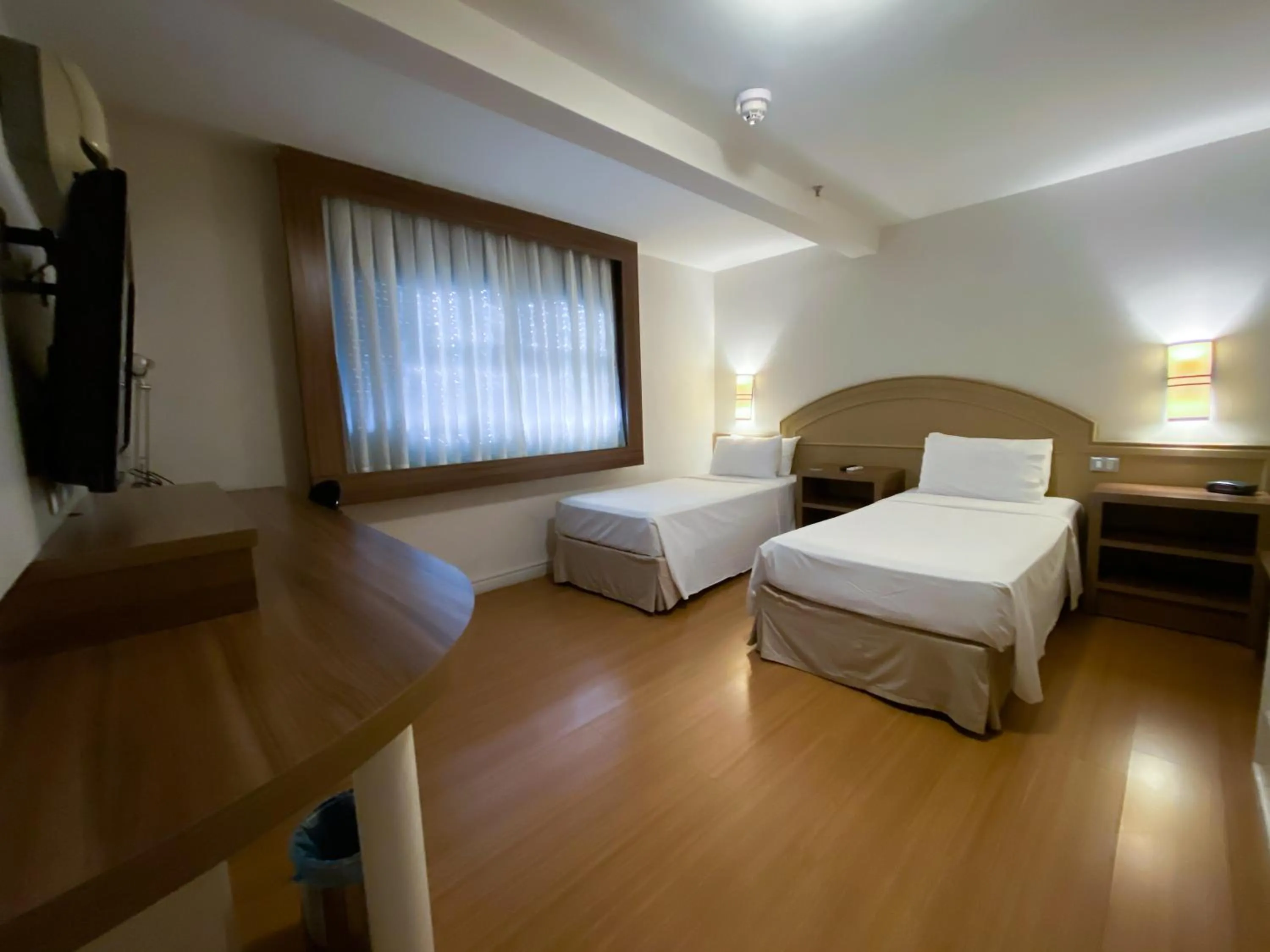 Photo of the whole room, Bed in Master Porto Alegre Hotel - Av Carlos Gomes, Próximo ao Consulado Americano