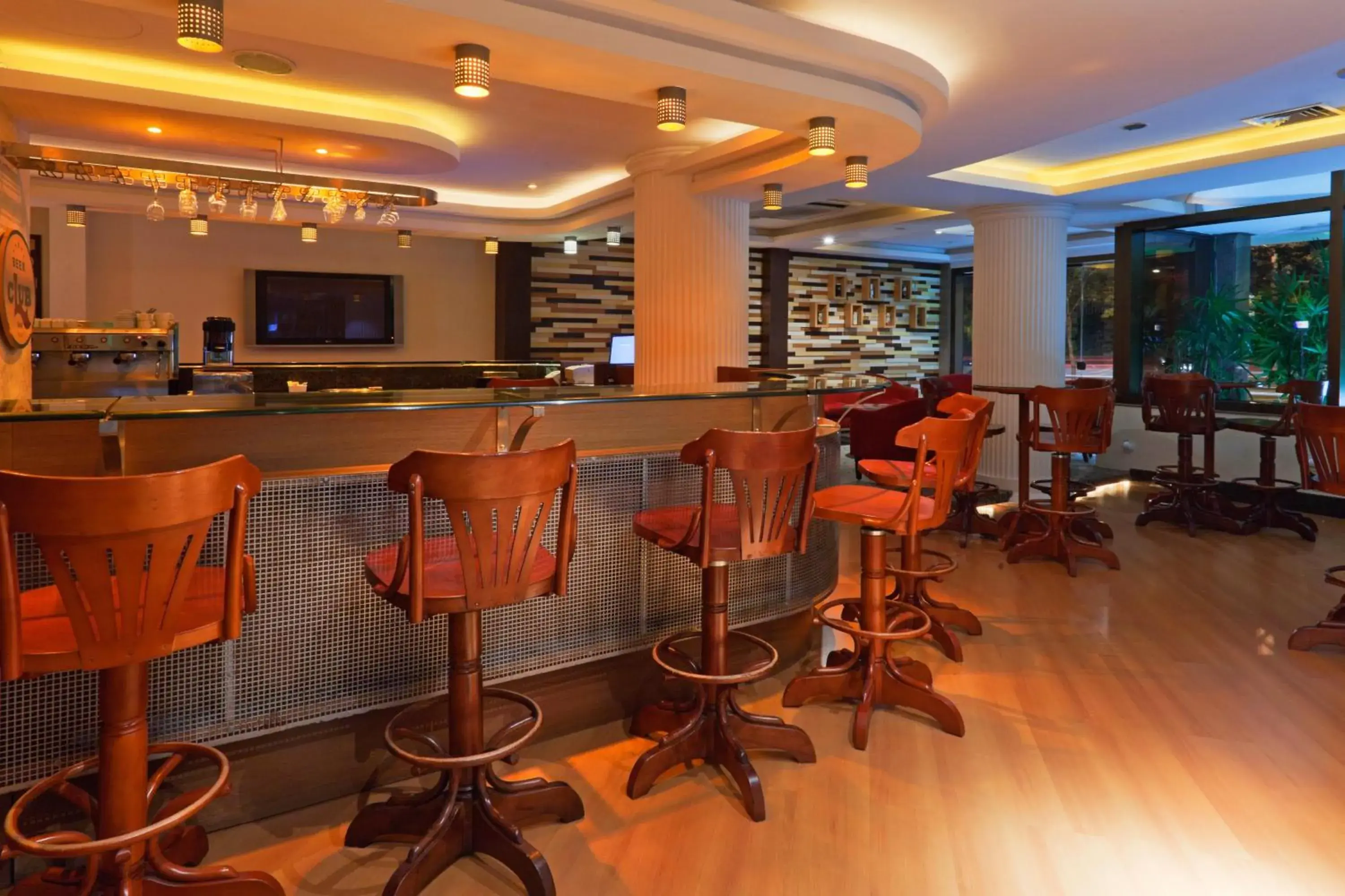 Lounge or bar in Master Porto Alegre Hotel - Av Carlos Gomes, Próximo ao Consulado Americano Lounge or bar in Master Porto Alegre Hotel - Av Carlos Gomes, Próximo ao Consulado Americano